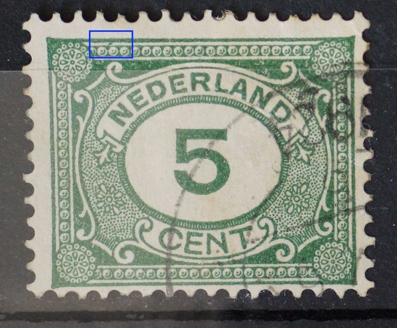 NVPH 107 - groene punt tussen kaderlijnen boven, links NVPH 107 - groene punt tussen kaderlijnen boven, links