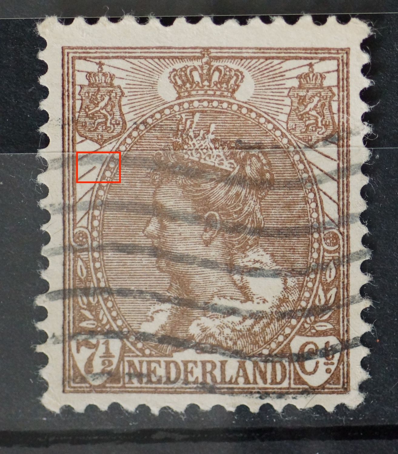 NVPH 61 - grote breuk in straal onder linker wapenschild