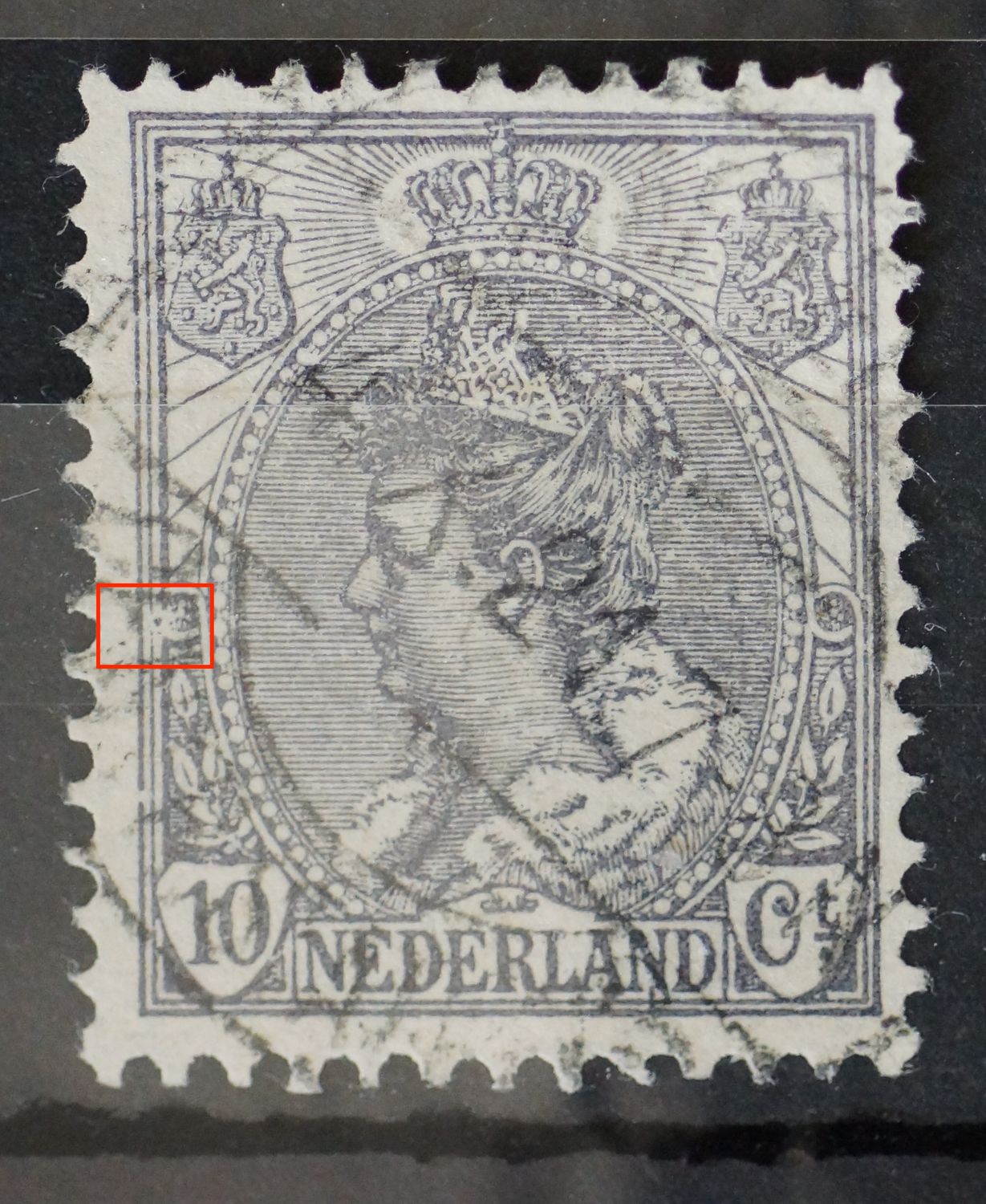 NVPH 62 - witte vlek / beschadiging rond linker rozet NVPH 62 - witte vlek / beschadiging rond linker rozet