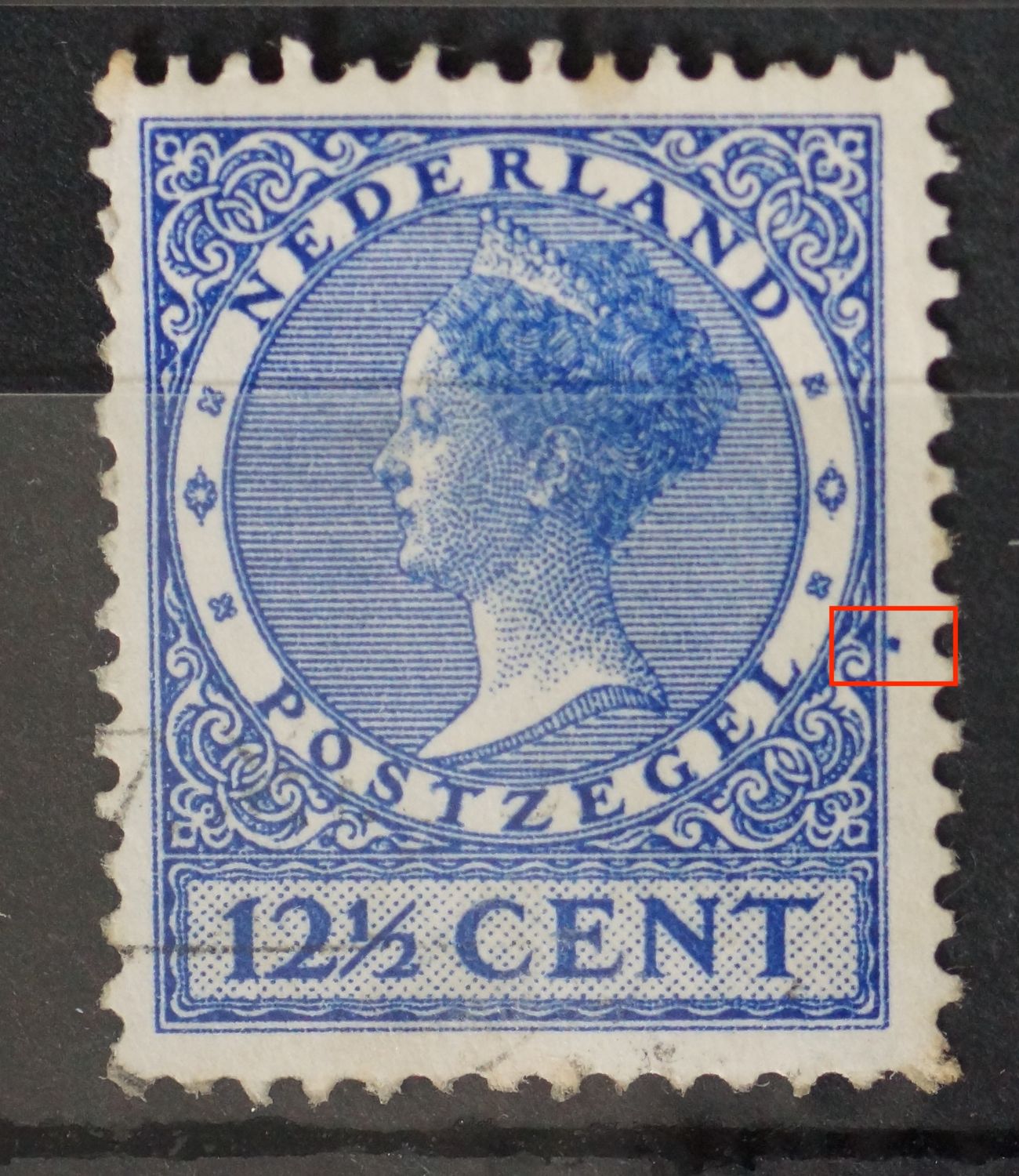 NVPH 185 - blauwe punt / vlek buiten zegelbeeld rechts