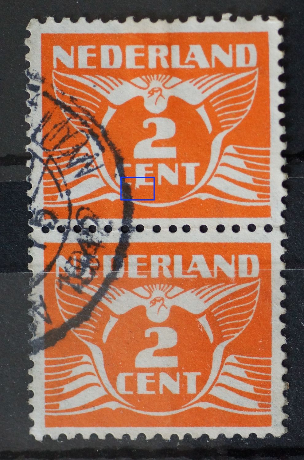 NVPH 173 (paar) - witte vlek onderaan de E van CENT (bovenste zegel)