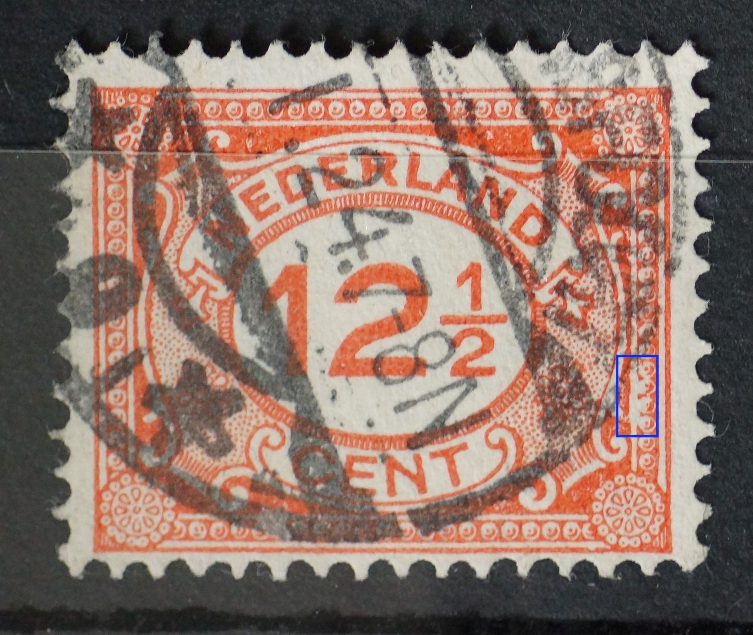 NVPH 108 - witte vlek / beschadiging in parelrand rechts