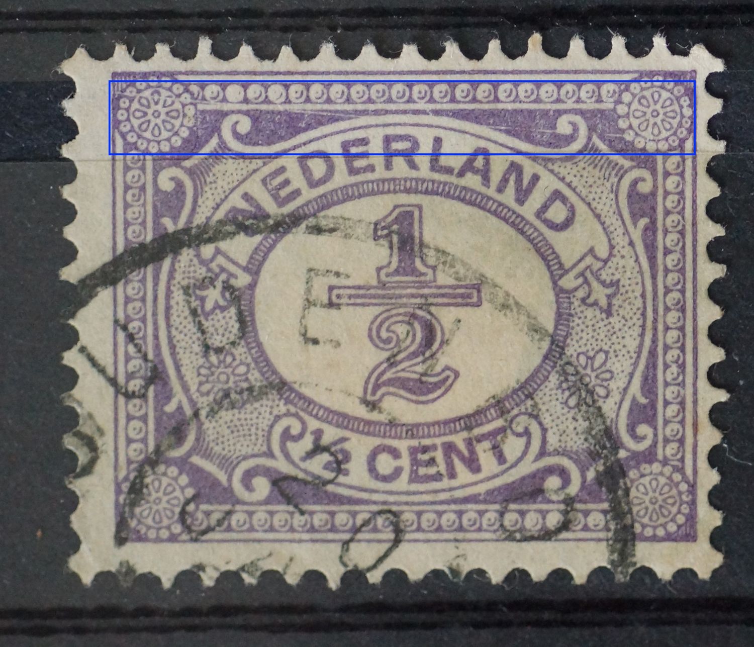 NVPH 50 - witte graveerkras boven in zegelbeeld NVPH 50 - witte graveerkras boven in zegelbeeld