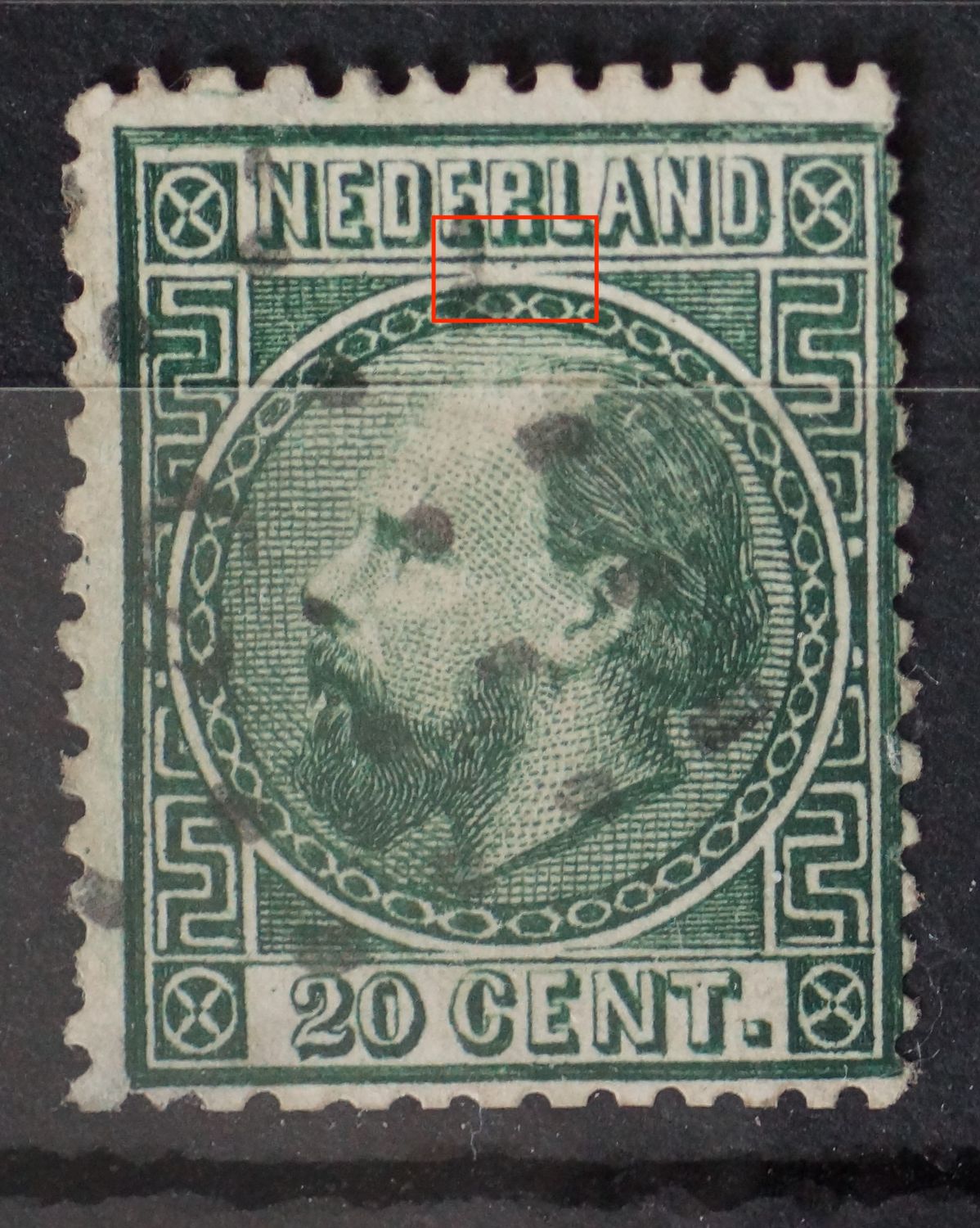 NVPH 10 - groene punt onder de R van NEDERLAND.