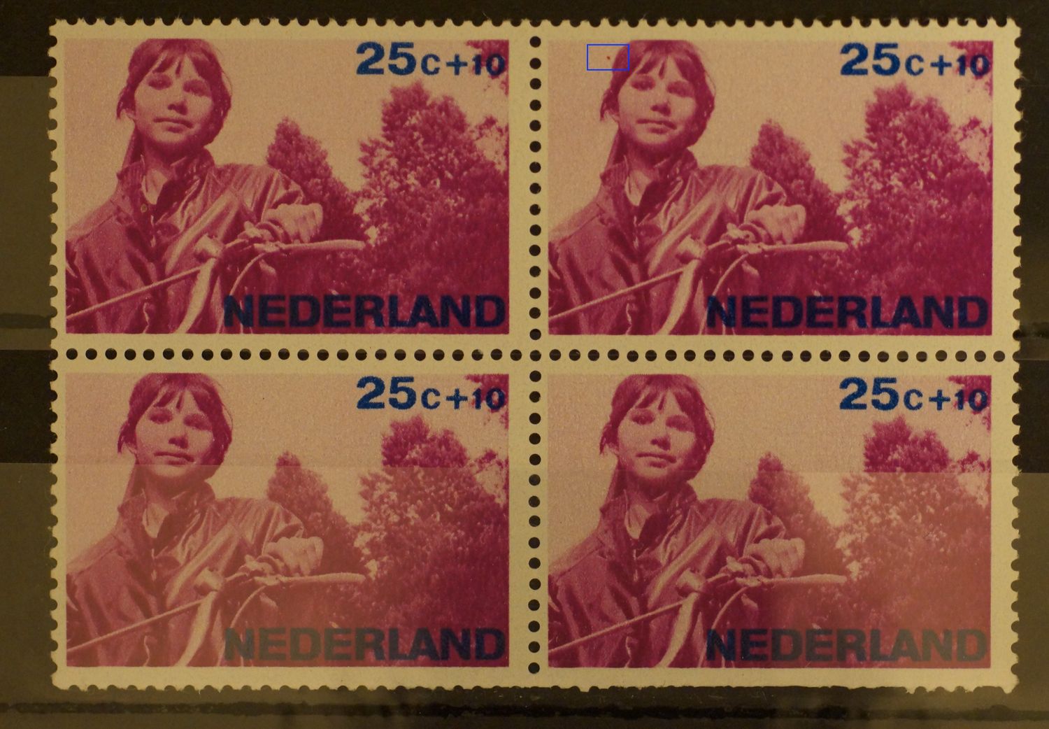NVPH 873 (blok) - violette punt naast het hoofd (zegel rechtsboven)