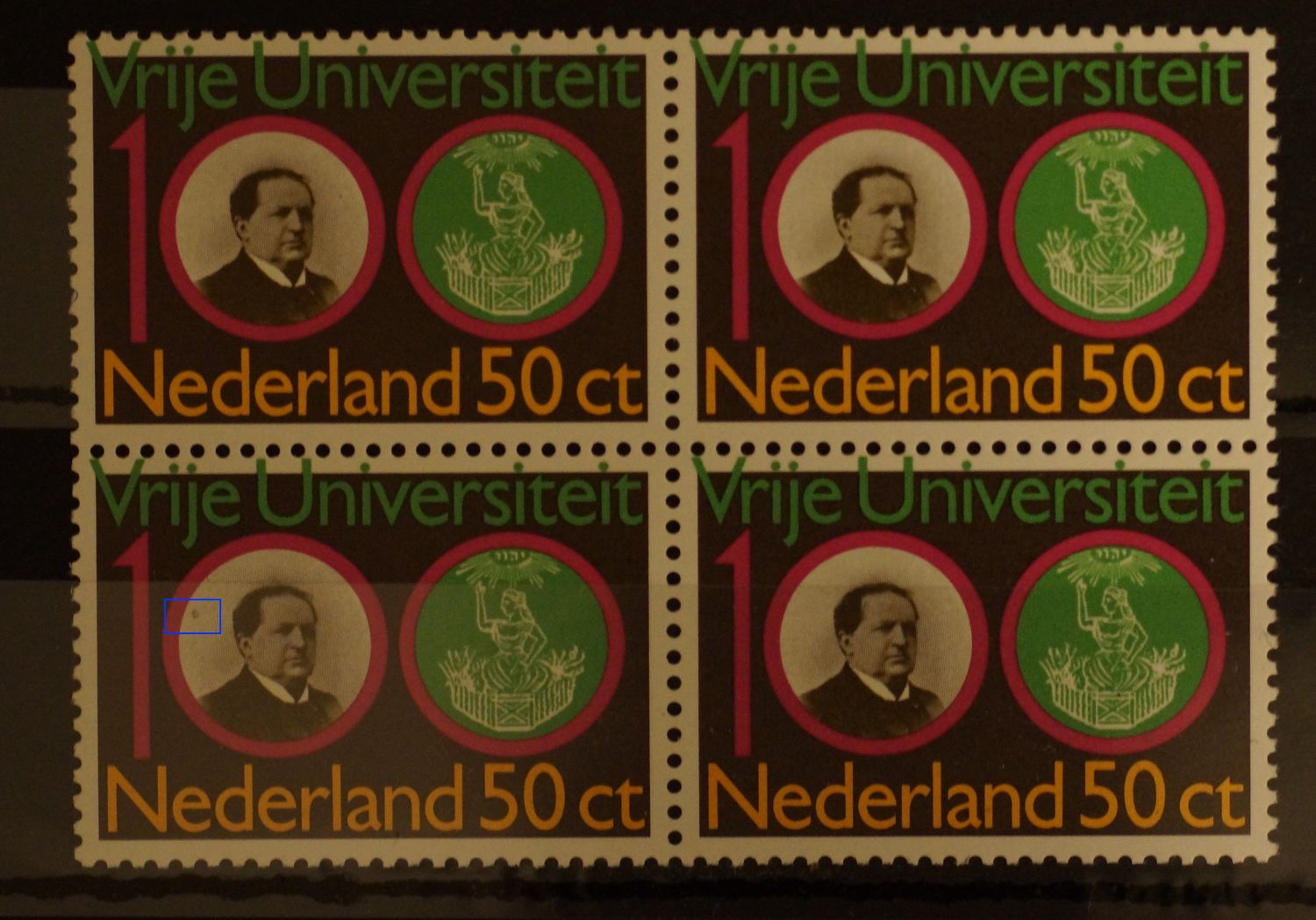 NVPH 1209 (blok) grijsbruine vlek links van het hoofd (zegel linksonder)