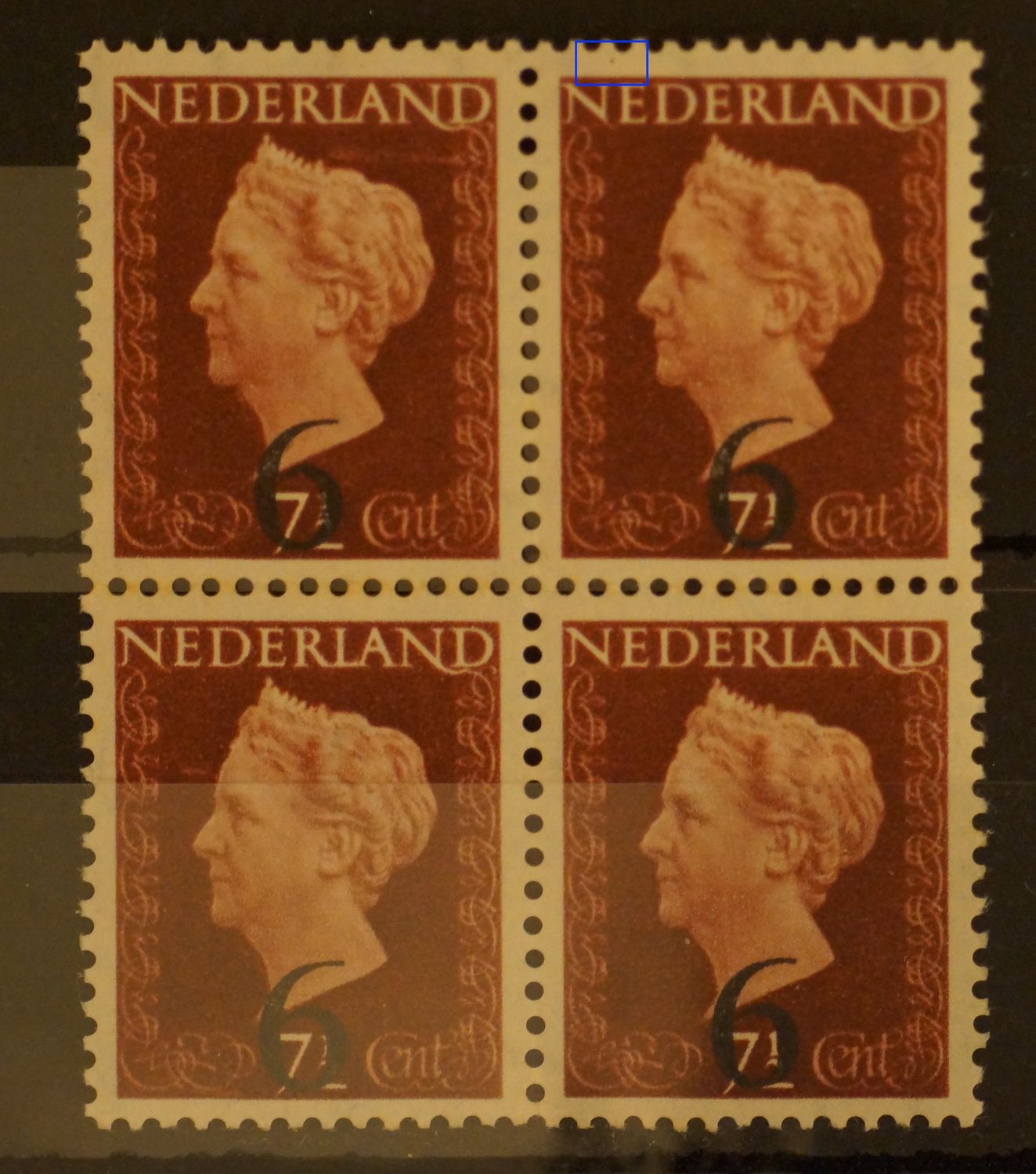 NVPH 549 (blok) - bruine punt boven het zegelbeeld (zegel rechtsboven)