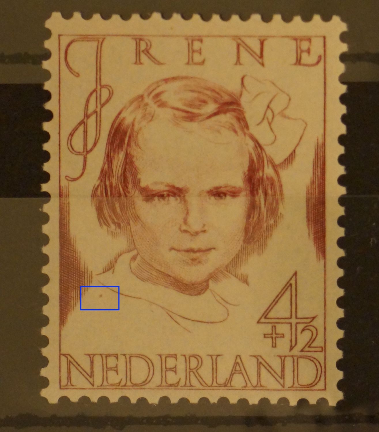 NVPH 456 - violette punt op de kraag