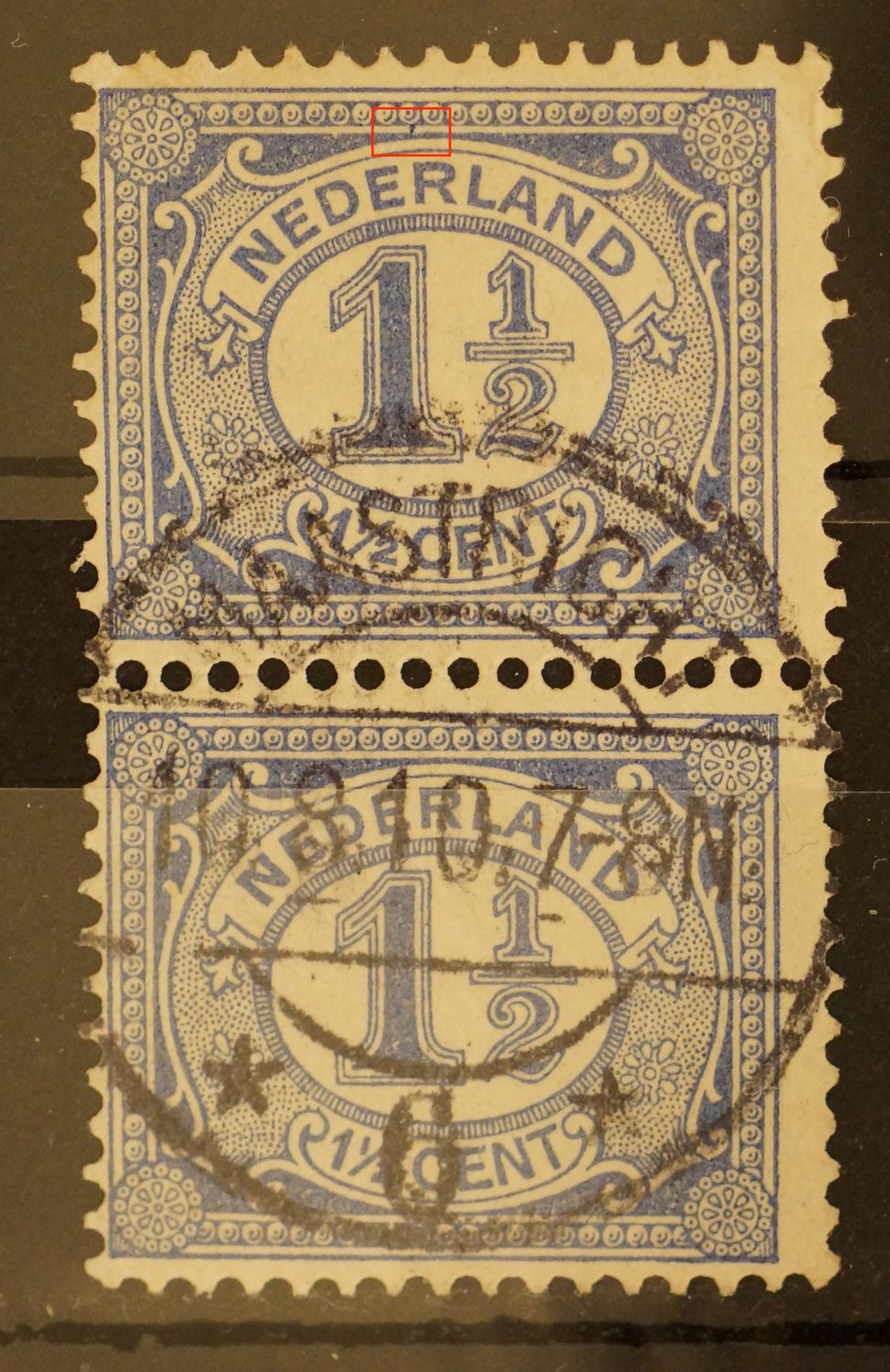 NVPH 52 (paar) - blauwe vlek tussen kaderlijnen boven (bovenste zegel)