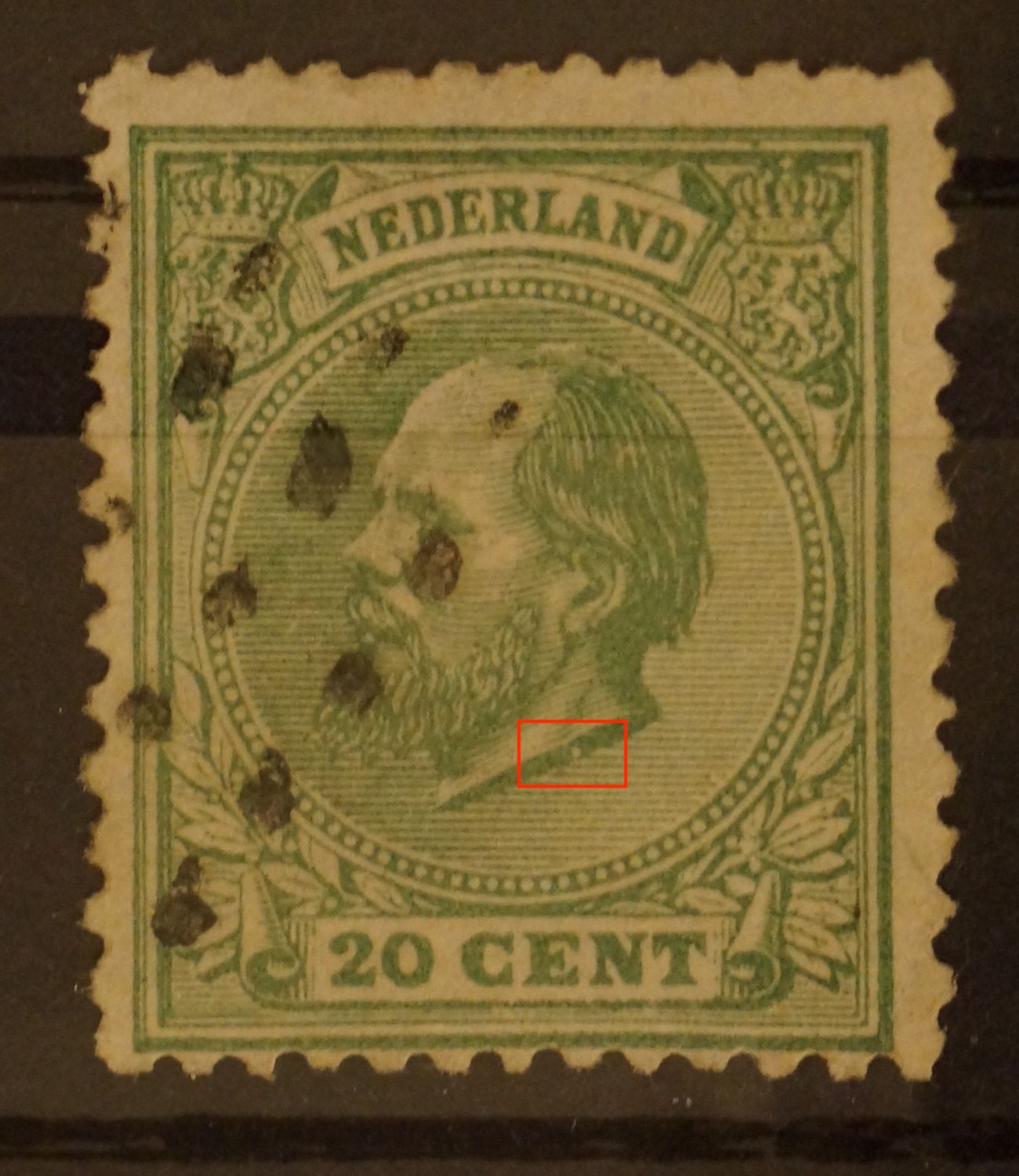 NVPH 24 - o.a. groene punt tussen kaderlijnen (boven, rechts) en witte vlek onder in de hals