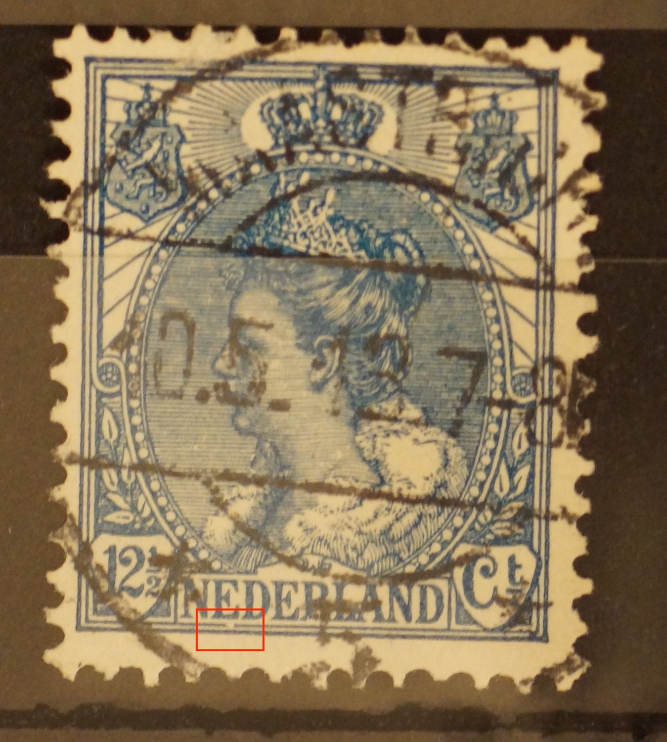 NVPH 63 - breuk in kaderlijn onder de 1e E van NEDERLAND