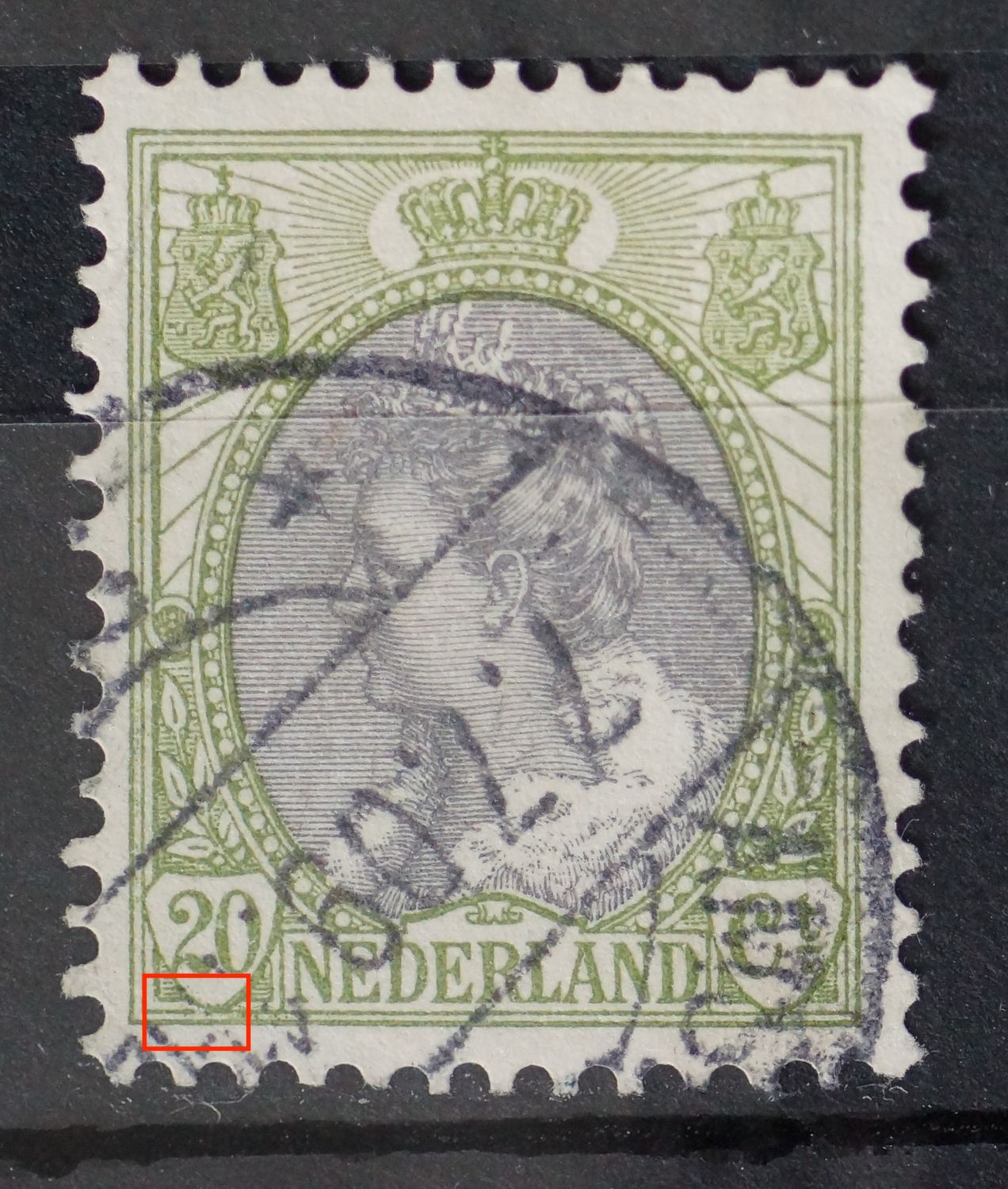 NVPH 69 - breuk in kaderlijn net onder het schild rondom 20 NVPH 69 - breuk in kaderlijn net onder het schild rondom 20