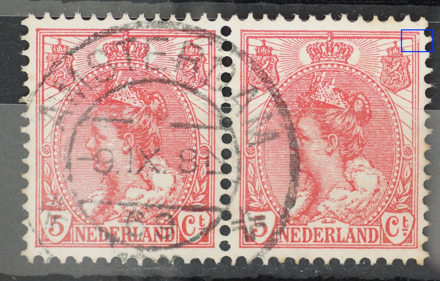 NVPH 60 - witte vlek ("spijker") in kaderlijn rechts, boven (rechter zegel)