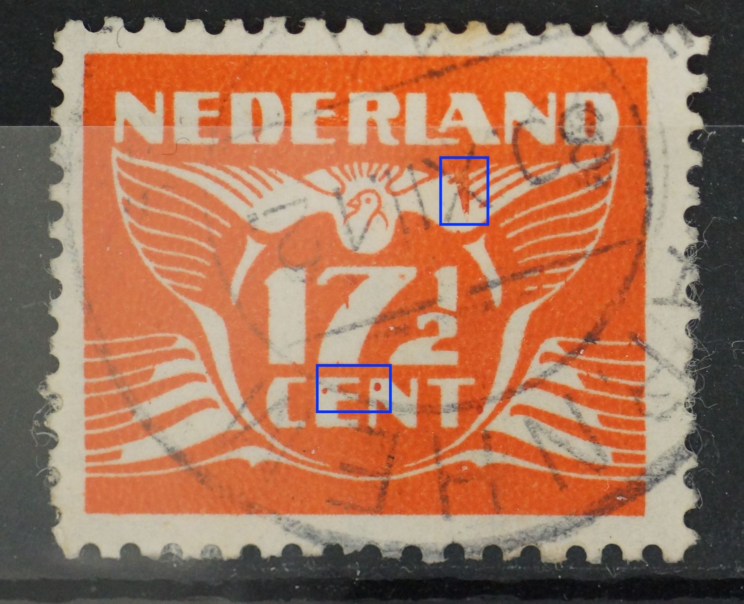 NVPH 385 - o.a. grote driehoekige oranje vlek boven 1/2