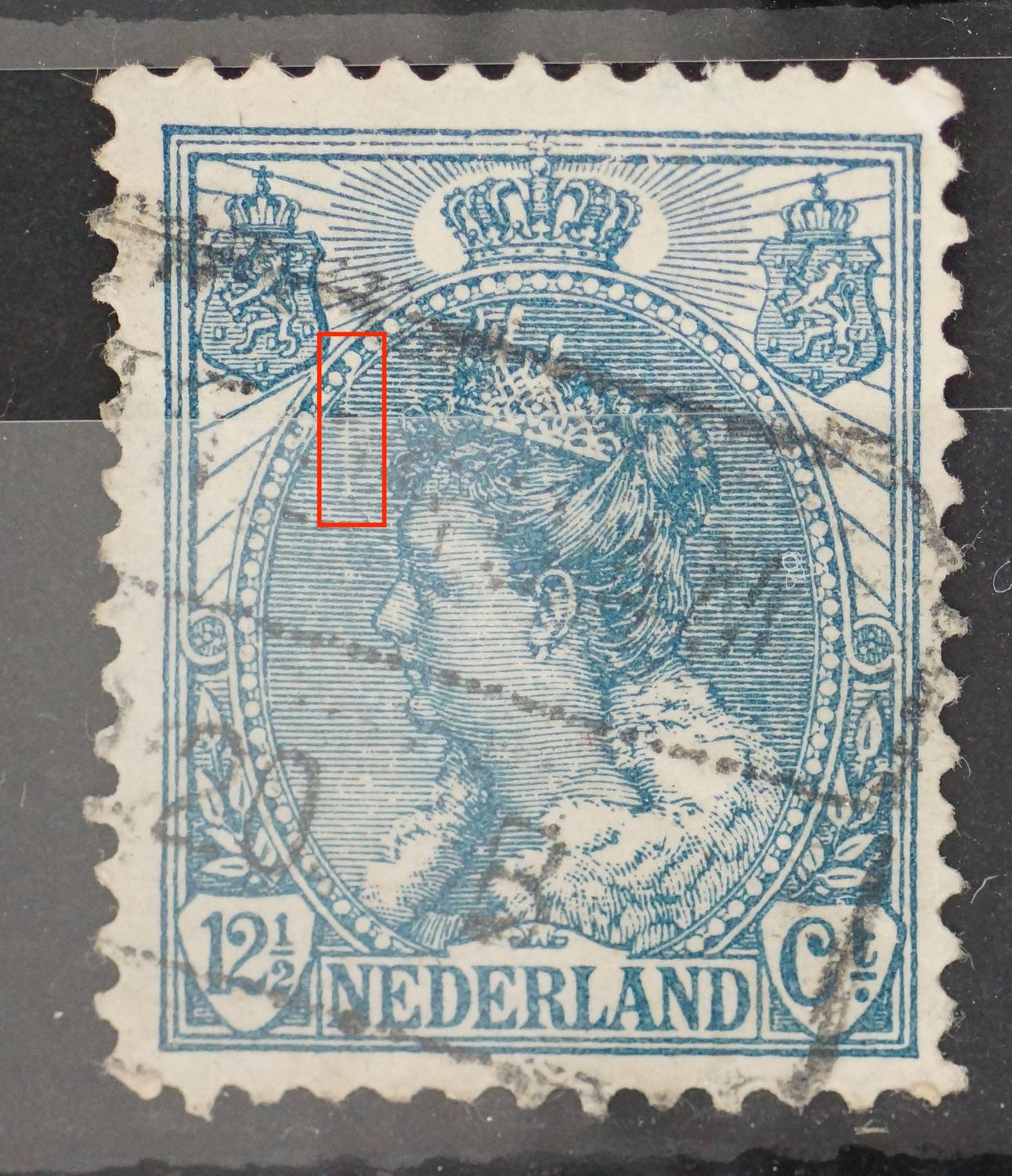 NVPH 63 - witte verticale kras links voor het hoofd