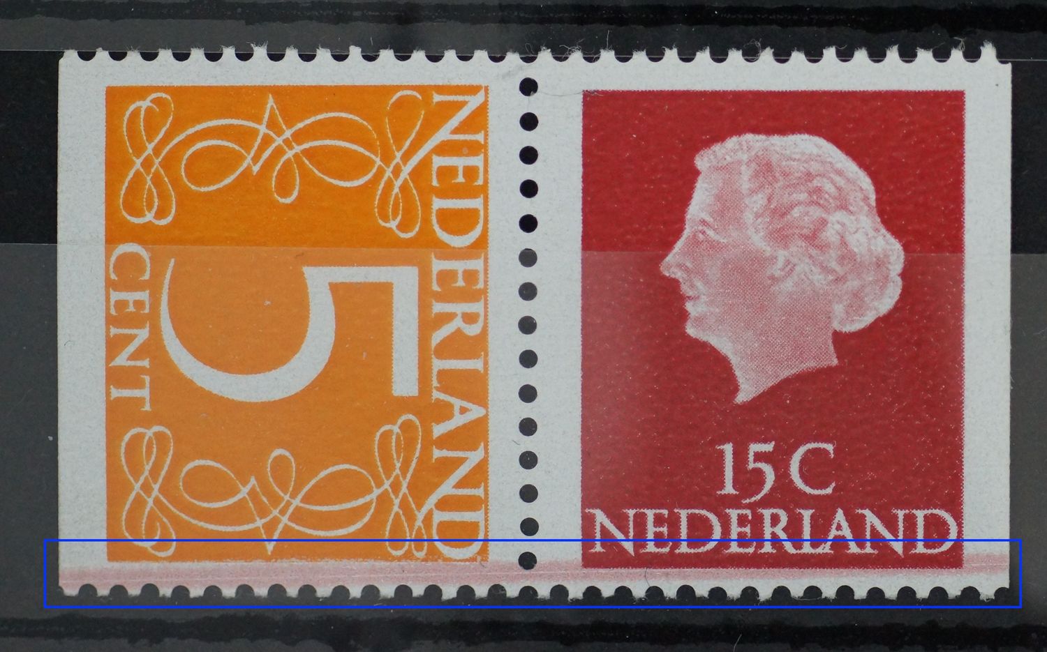 NVPH C60 - brede horizontale rode lijn onder beide zegels