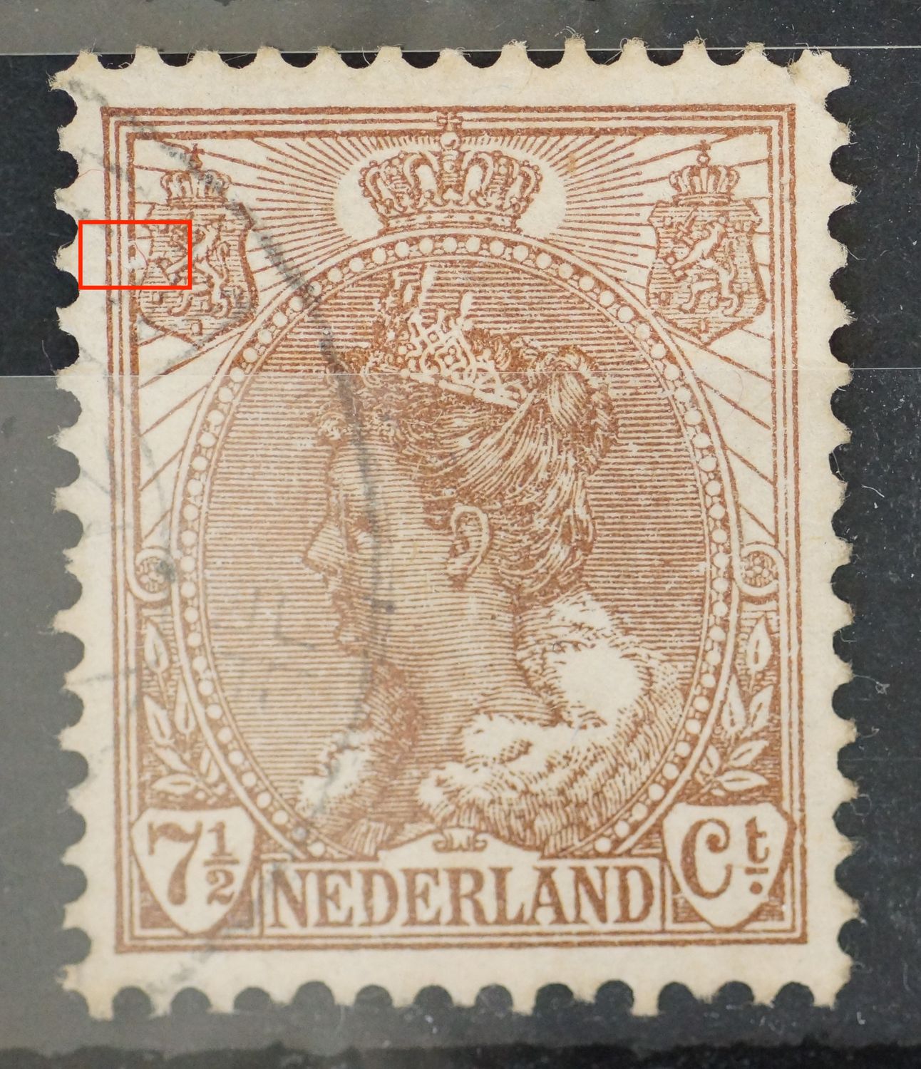 NVPH 61 - beschadiging bij linker wapenschild NVPH 61 - beschadiging bij linker wapenschild