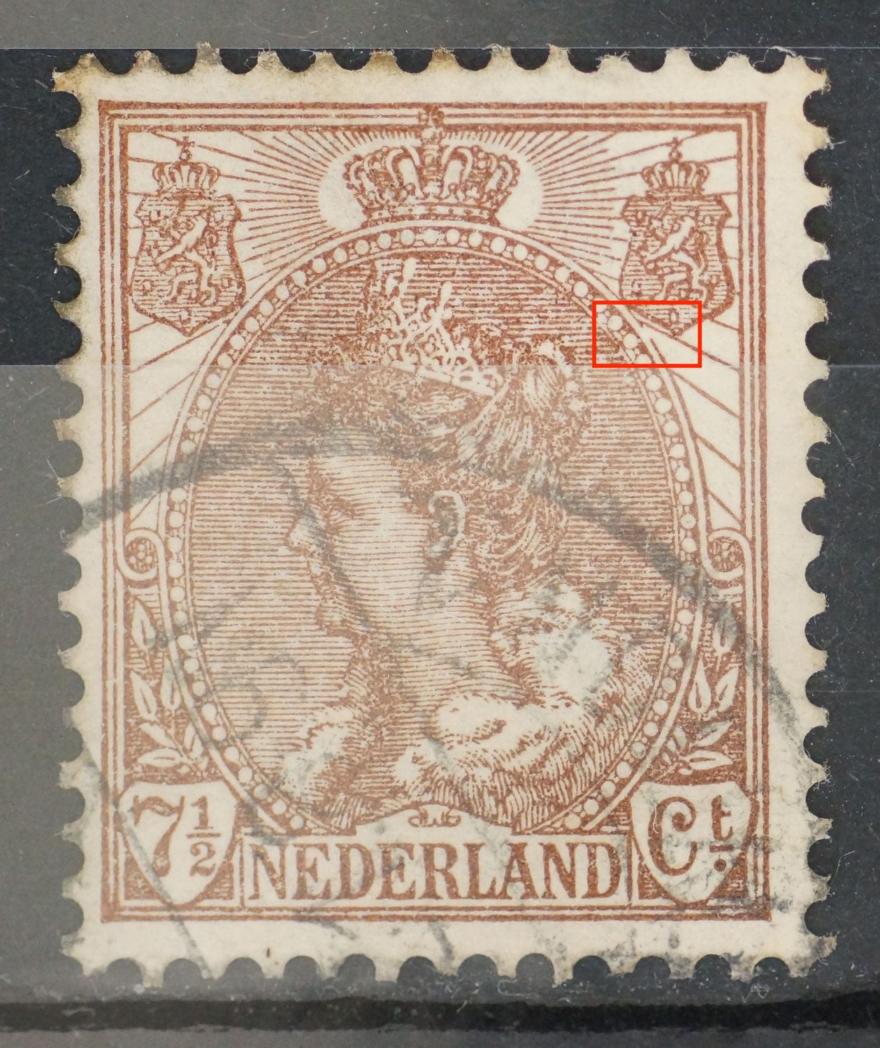 NVPH 61 - breuk in rand medaillon onder rechter wapenschild NVPH 61 - breuk in rand medaillon onder rechter wapenschild