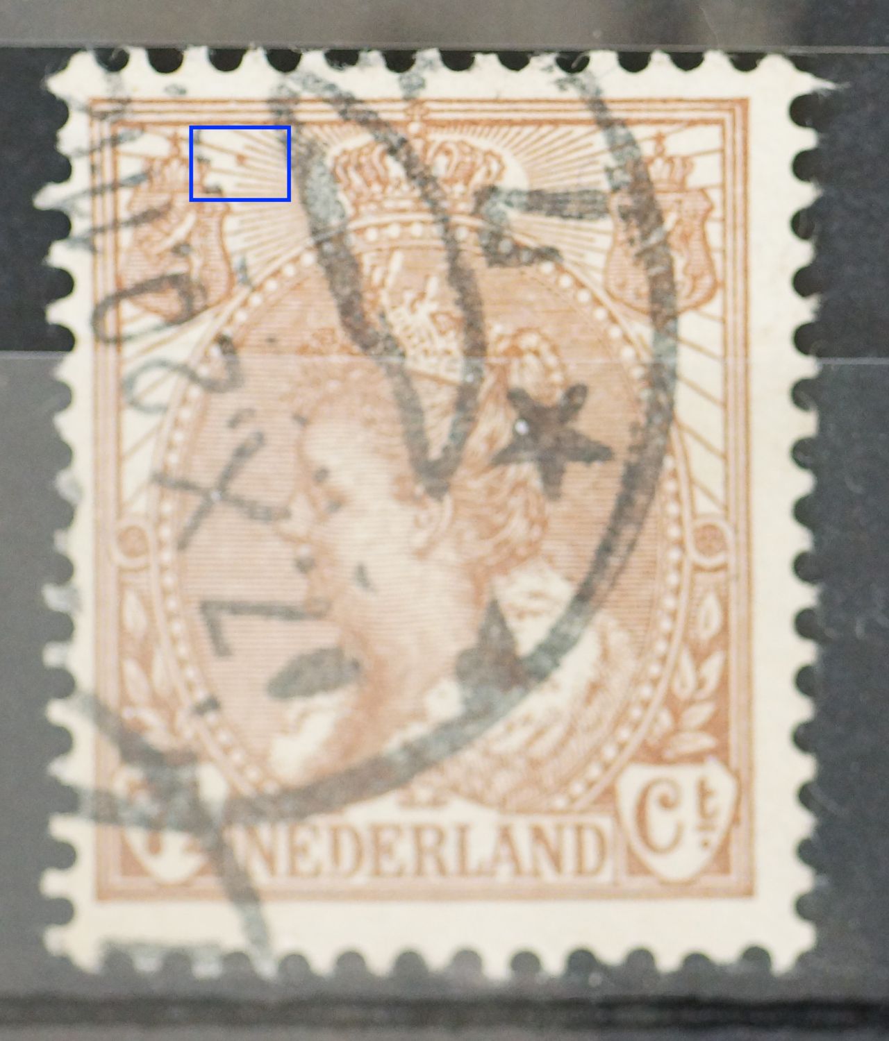 NVPH 61 - bruine vlek tussen stralen links