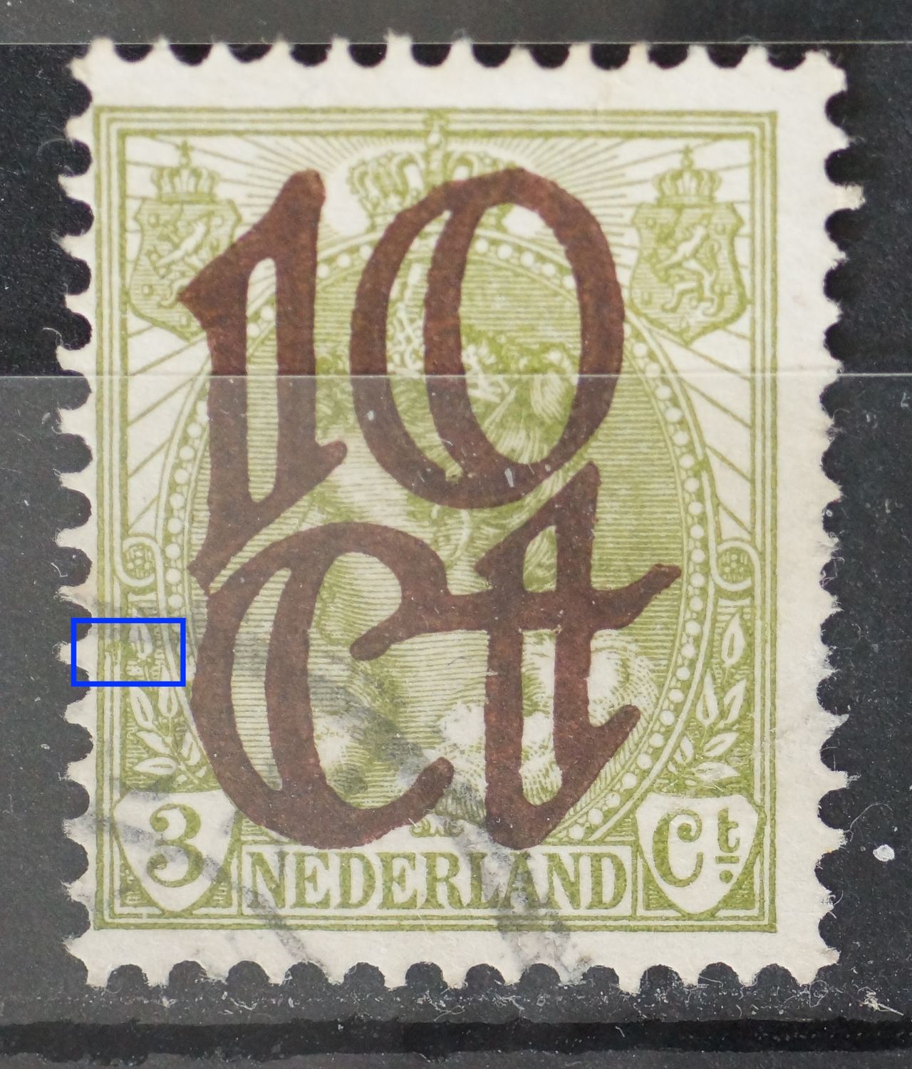 NVPH 116 - groene vlek tussen kaderlijnen bij bovenste blad links