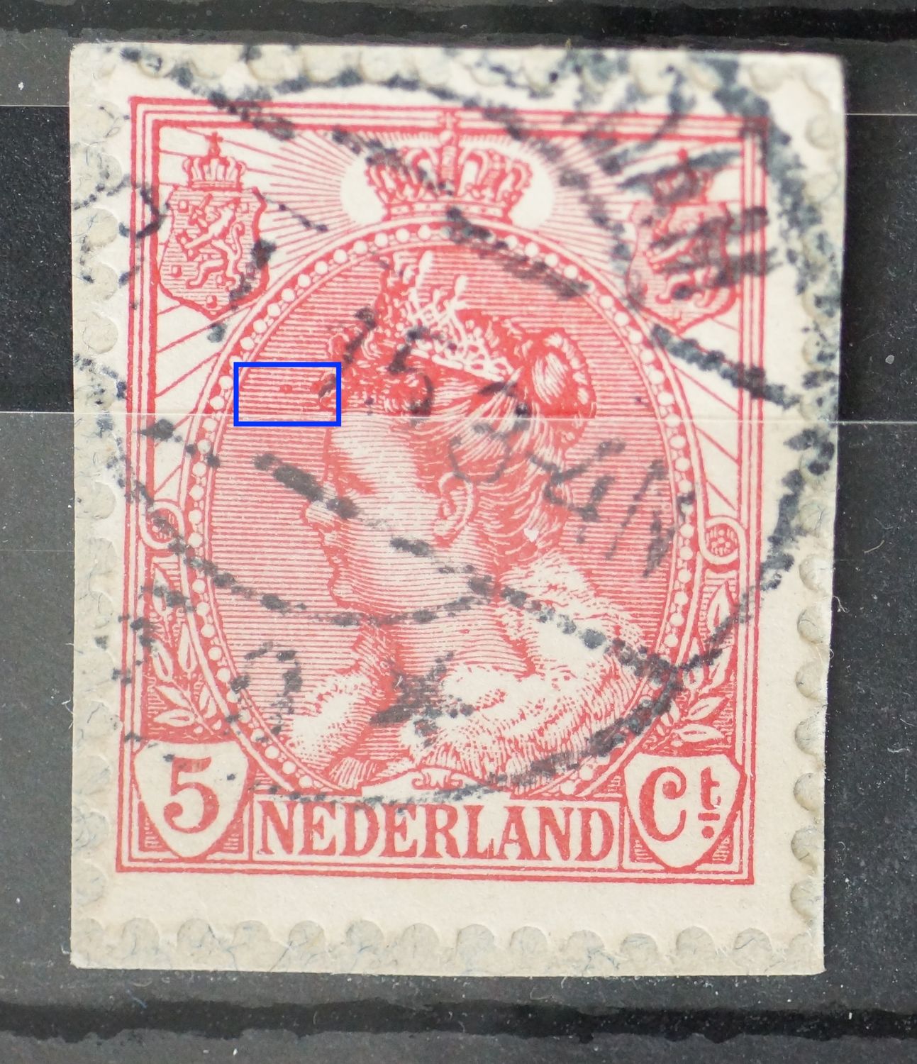 NVPH 60 - rode vlek in arcering voor het voorhoofd
