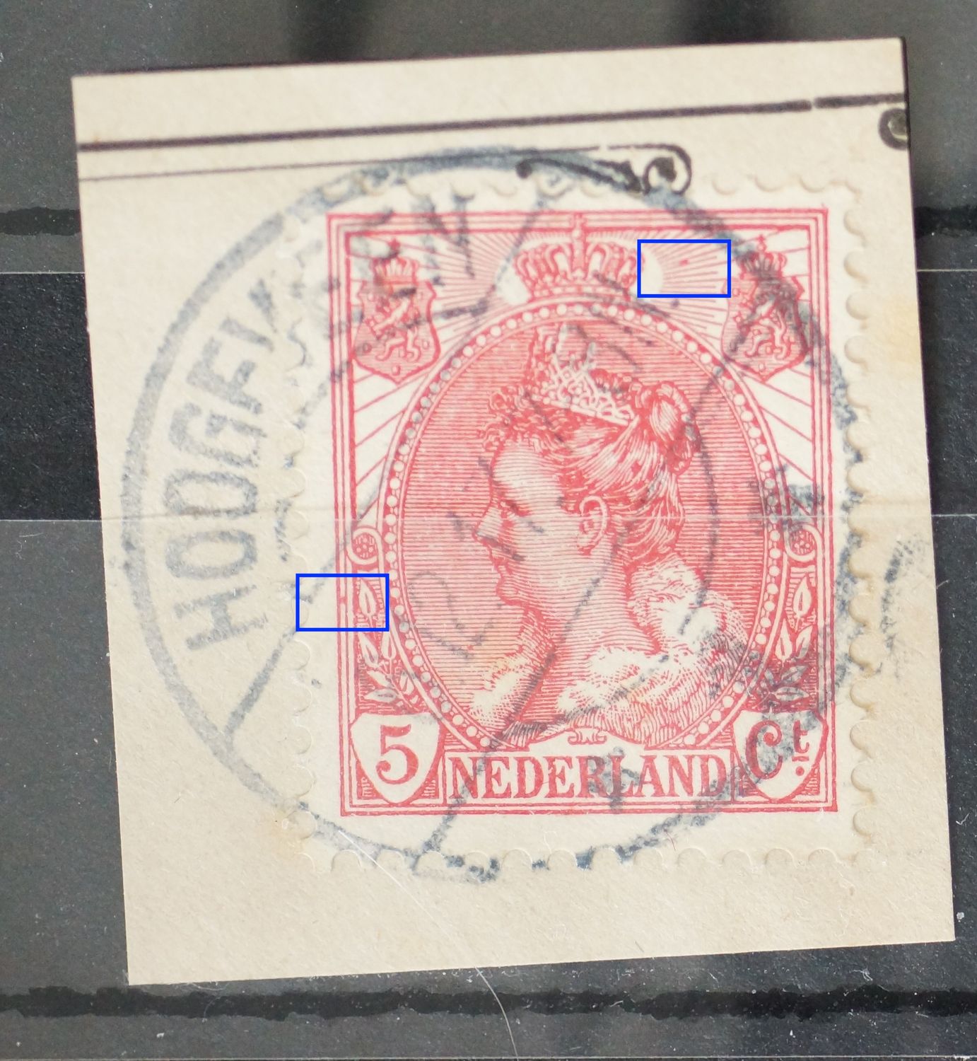 NVPH 60 - rode vlek tussen stralen rechts en tussen kaderlijnen links