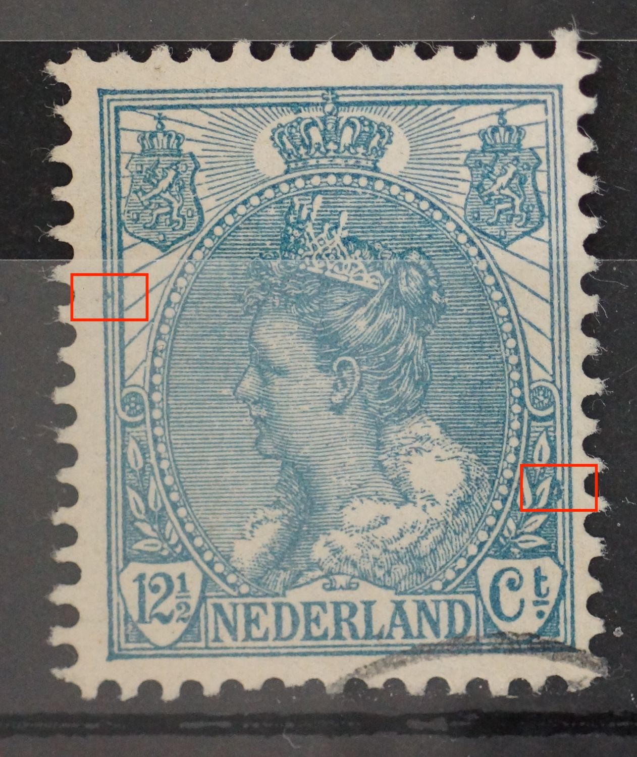 NVPH 63 - o.a. blauwe vlek tussen kaderlijnen bij bladeren rechts