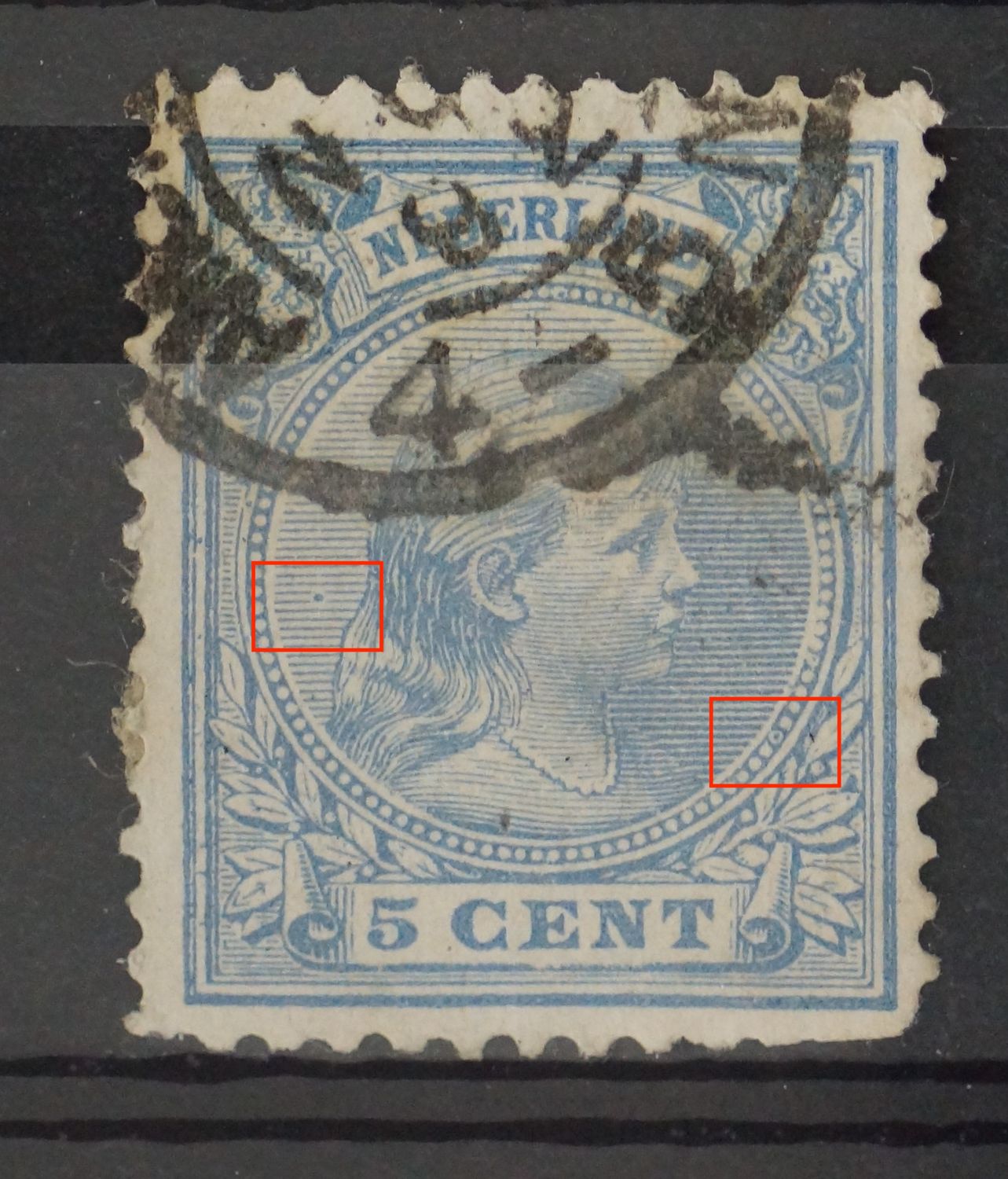 NVPH 35 - blauwe punt in arcering en diverse blauwe vlekken en krasjes