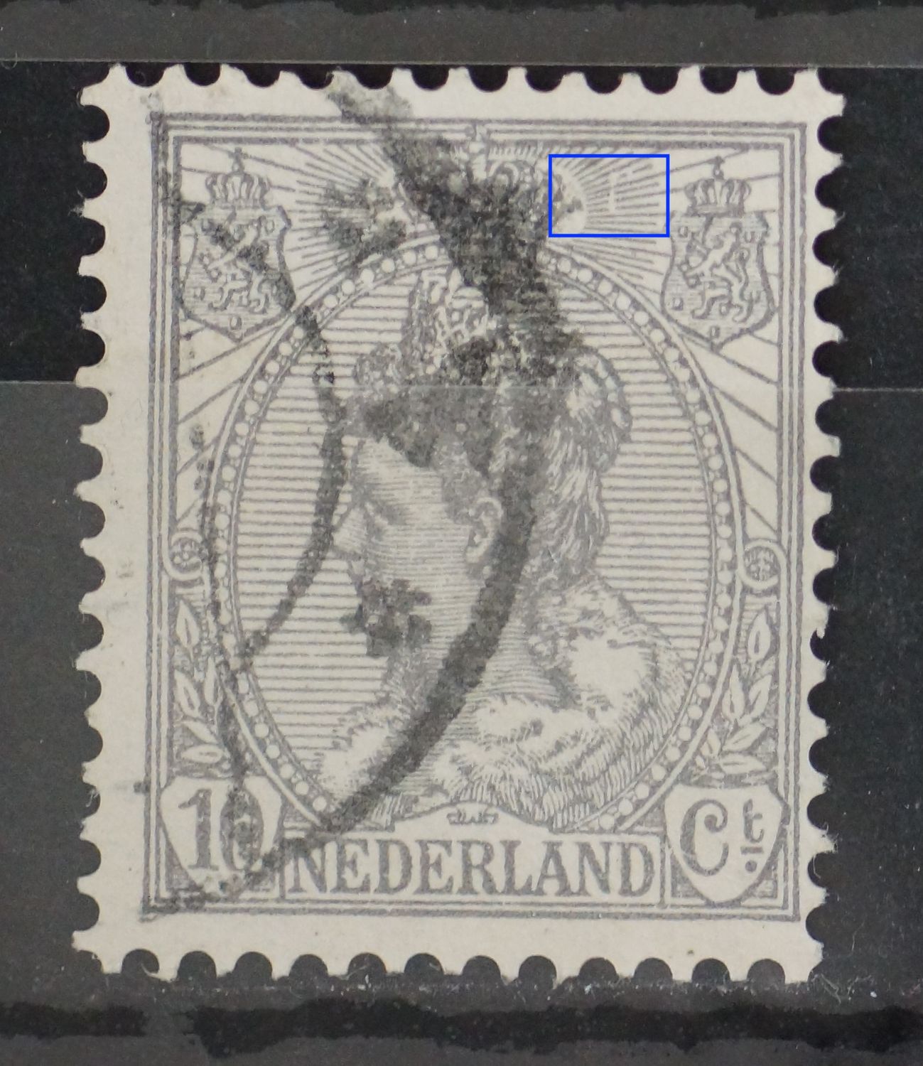 NVPH 81 - witte kras door stralen rechts van kroon