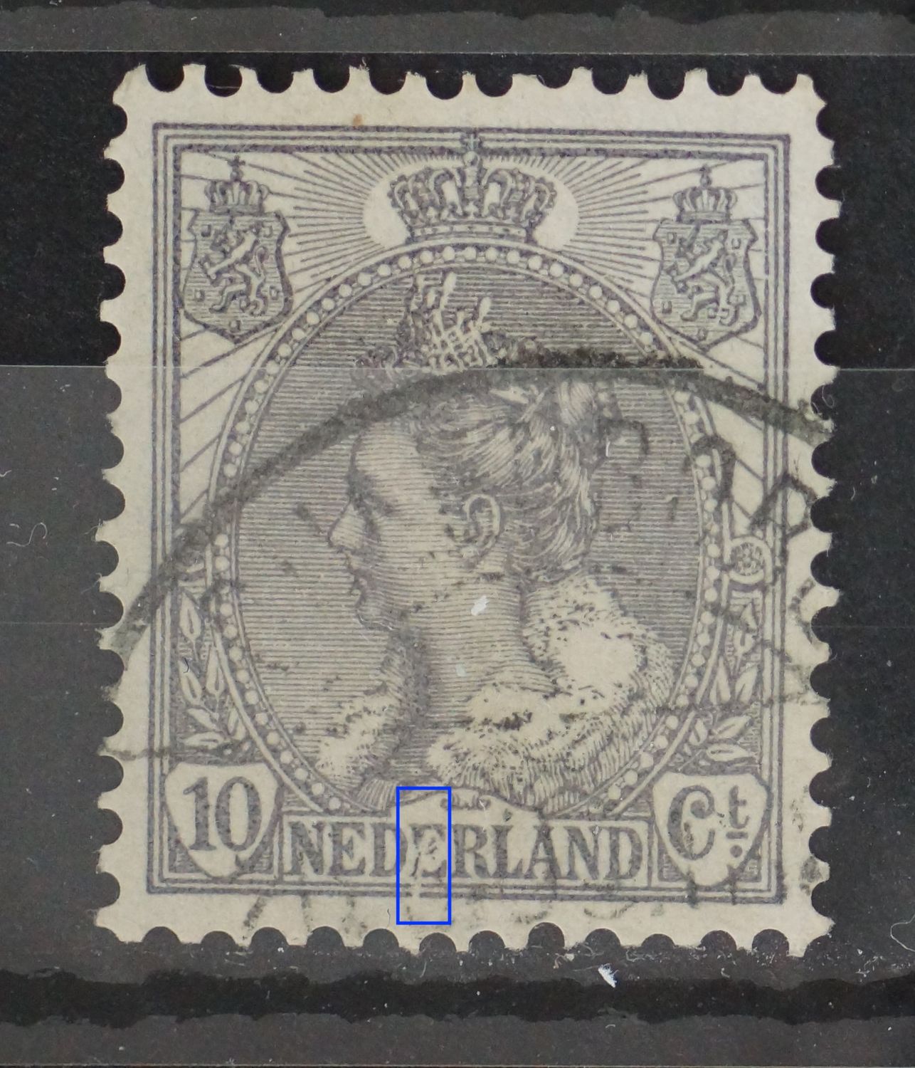 NVPH 62 - witte kras/ breuk in kaderlijn onder, door de 2e E van NEDERLAND