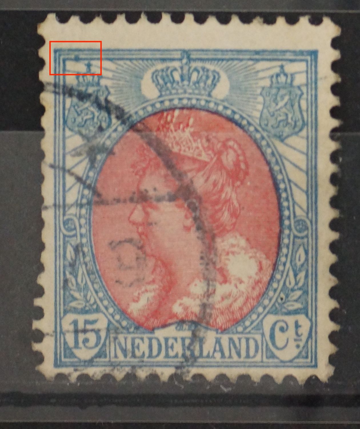 NVPH 63 - blauwe vlek tussen kaderlijnen boven linker wapenschild