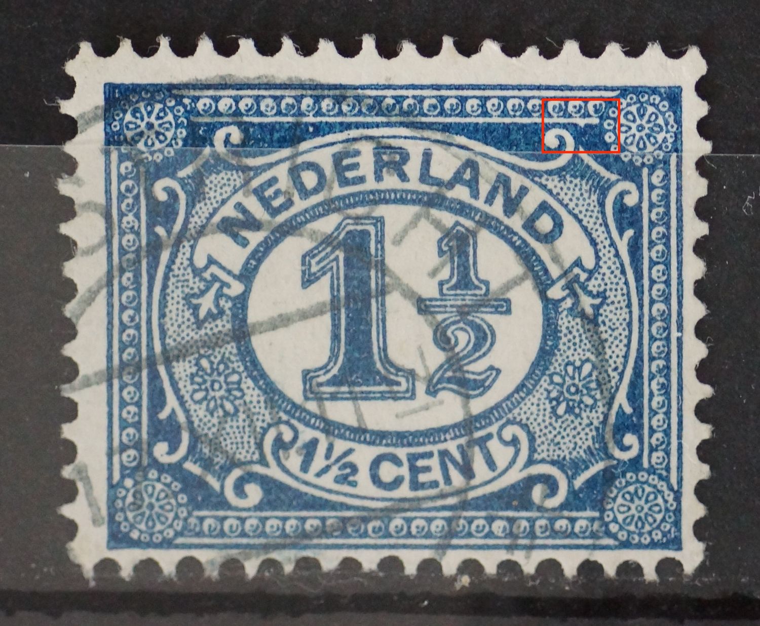 NVPH 53 - wit vlekhje/beschadigde rand boven de krul rechtsboven NVPH 53 - wit vlekhje/beschadigde rand boven de krul rechtsboven