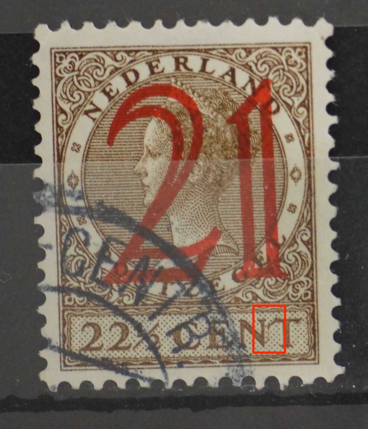 NVPH 224 - bruine verticale kraslijn tussen NT van CENT