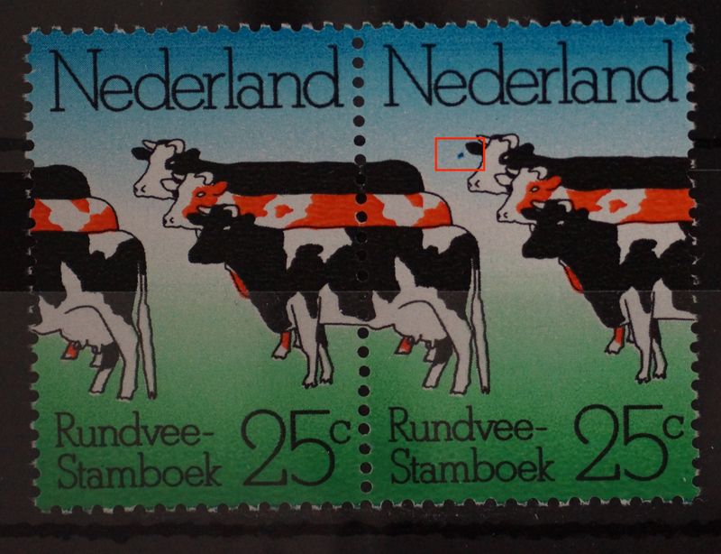 NVPH 1052 (paar) - donkerblauwe vlek voor de kop van de koe (rechter zegel) NVPH 1052 (paar) - donkerblauwe vlek voor de kop van de koe (rechter zegel)