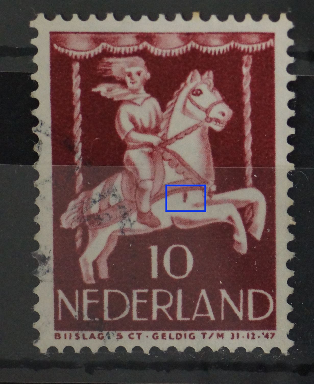 NVPH 472 - rode vlek boven rechter voorbeen van het paard
