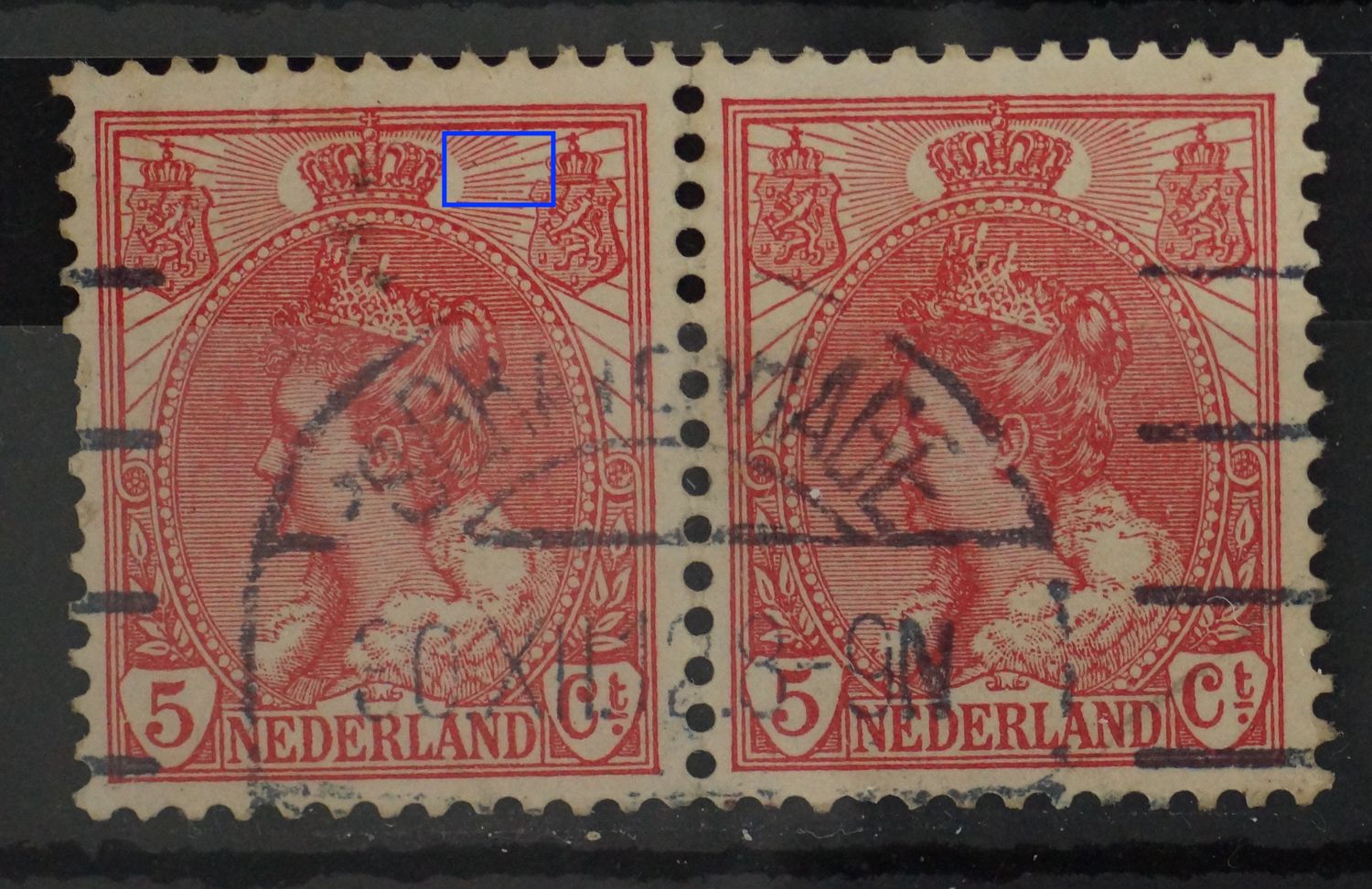 NVPH 60 (paar) ontbrekende straal rechts van kroon (linker zegel)