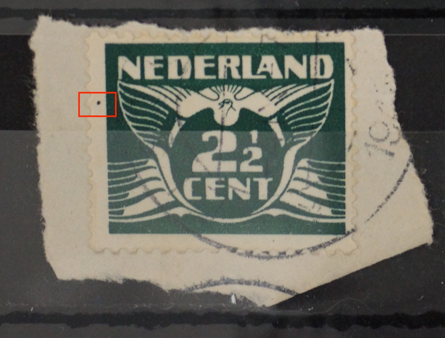 NVPH 379 - groene punt links buiten zegelbeeld
