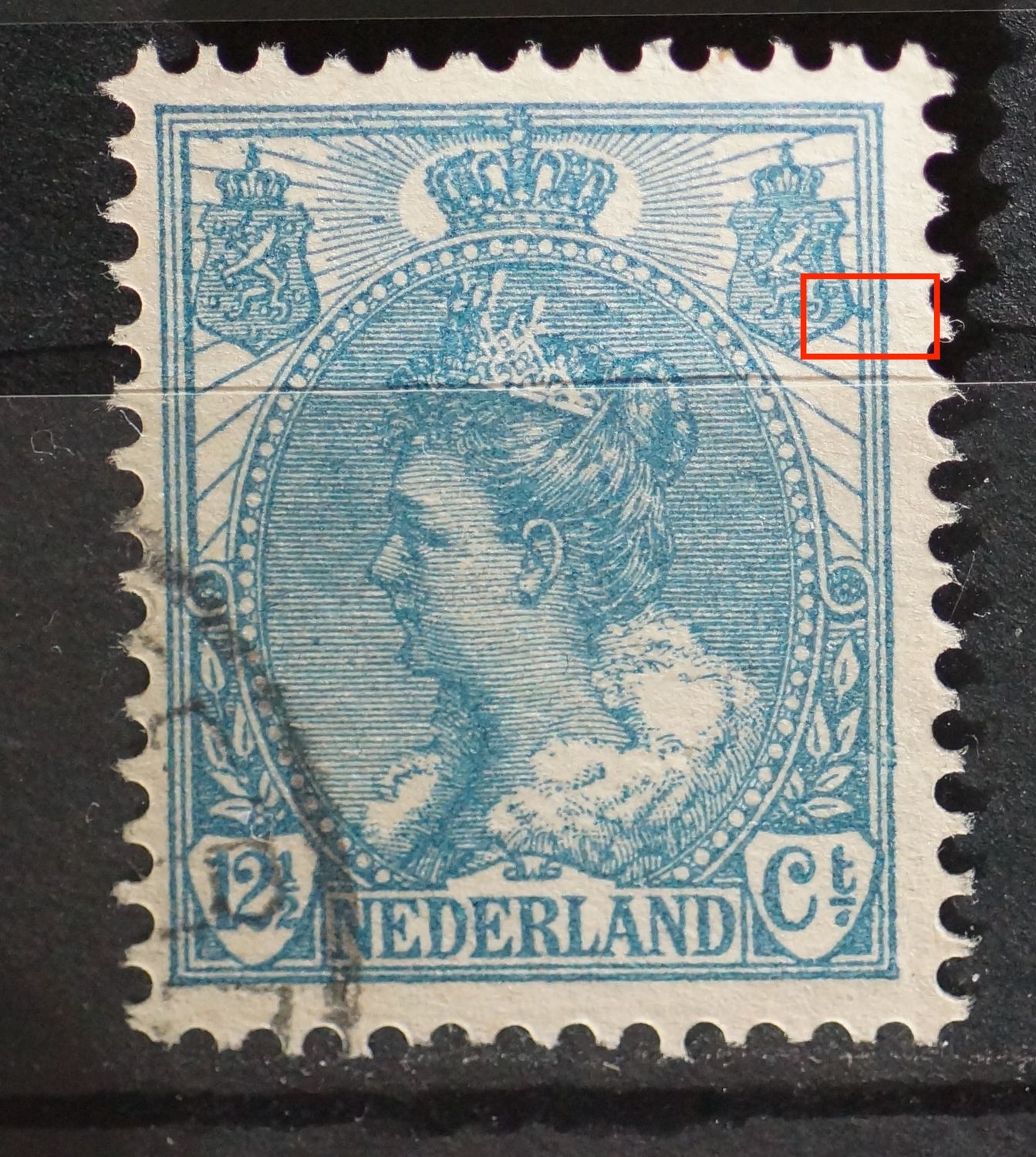 NVPH 63 - blauwe vlek tussen kaderlijnen bij rechter wapenschild