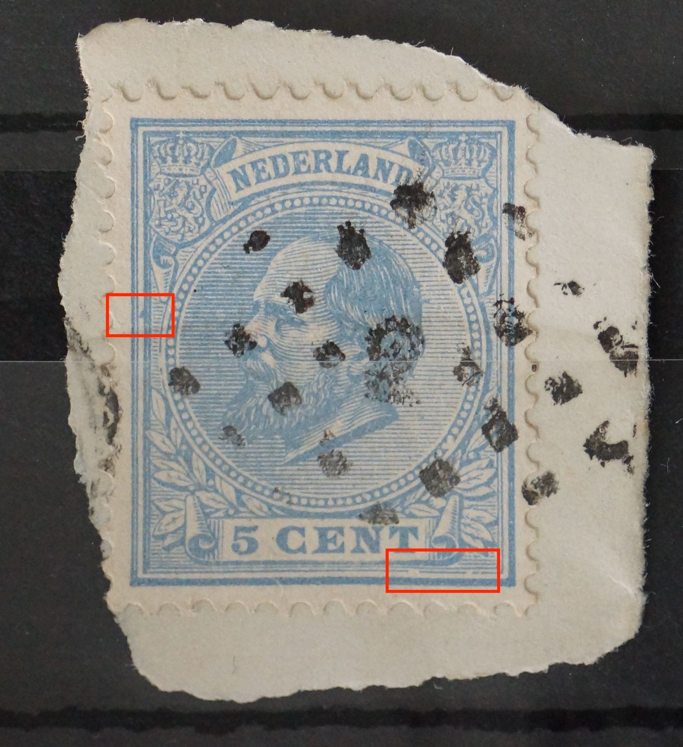 NVPH 19 - blauwe vlek tussen kaderlijnen links en breuk in kaderlijn onder