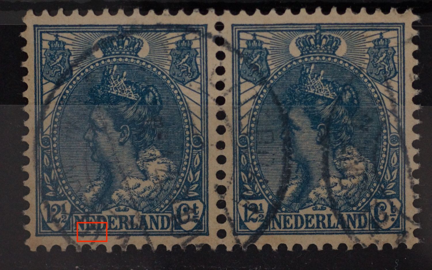 NVPH 63 (paar)  - breuk in kaderlijn ondern de 1e E van NEDERLAND (linker zegel)