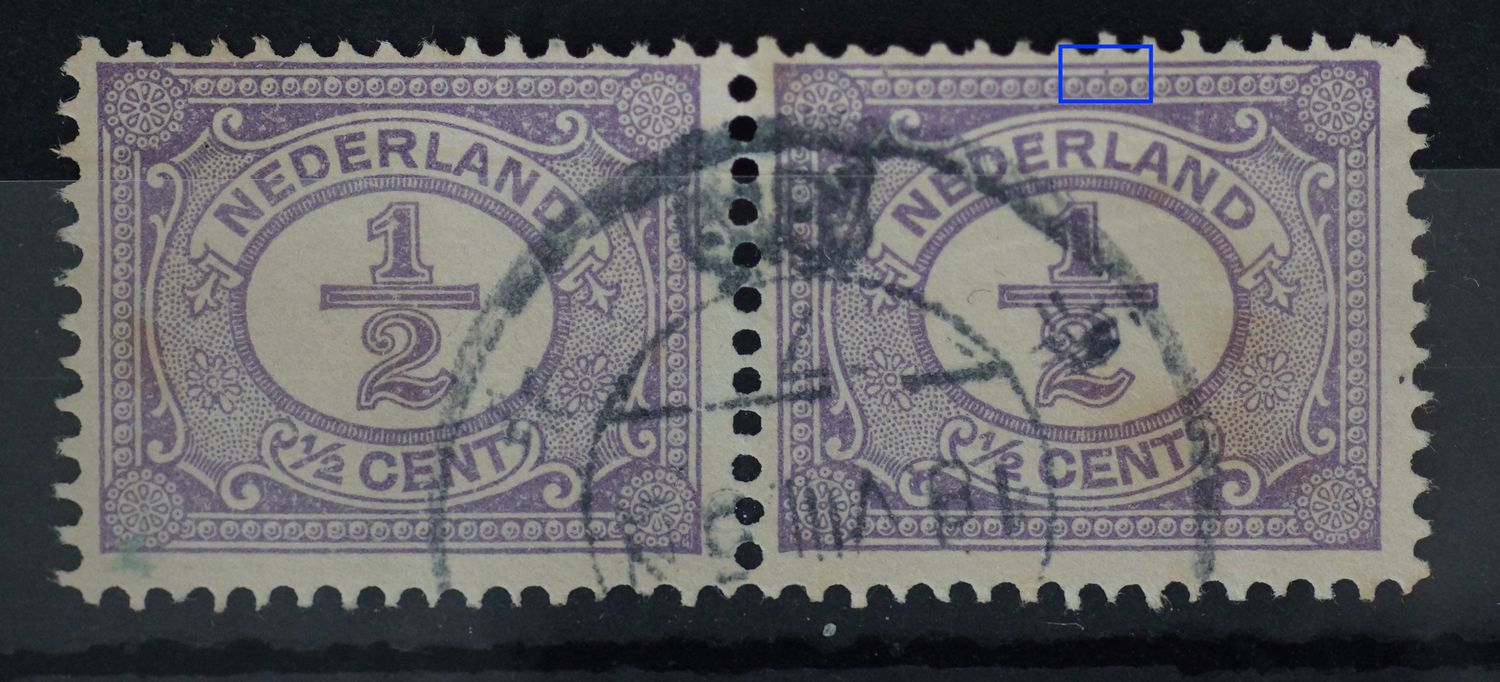 NVPH 50 (paar) - violette punt tiussen kaderlijnen boven (rechter zegel)