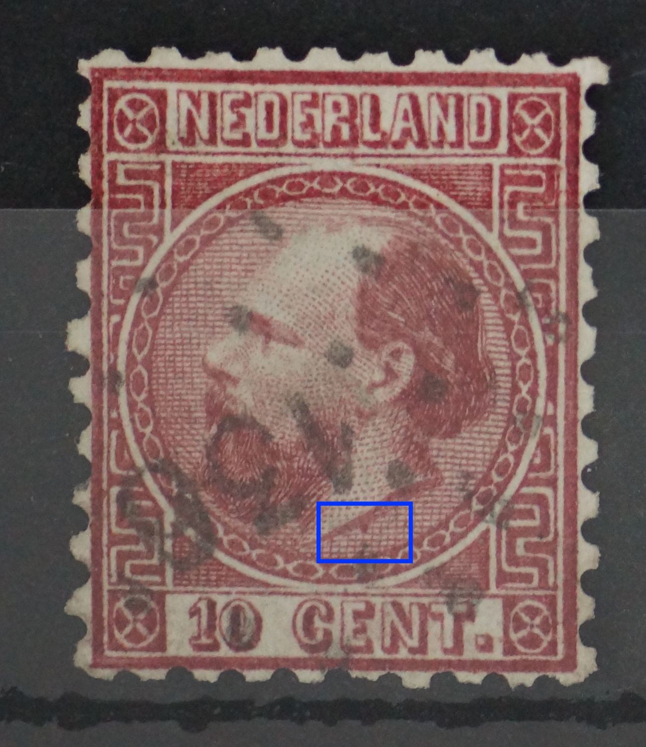 NVPH 8 - rode punt onder de hals