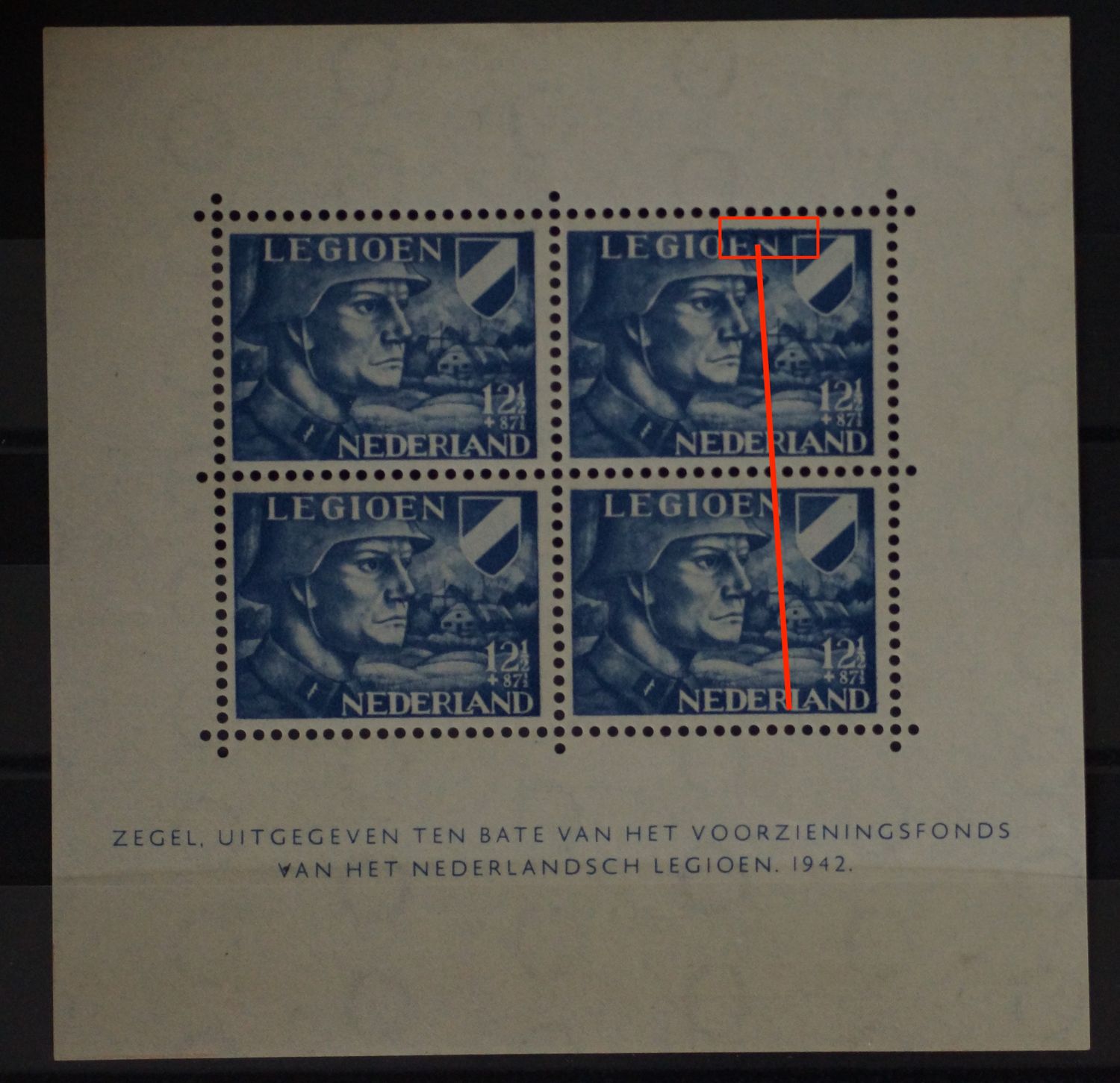 NVPH V403 - blauwe vlekken rondom EN van LEGIOEN en verticale blauwe lijn door beide rechterzegels