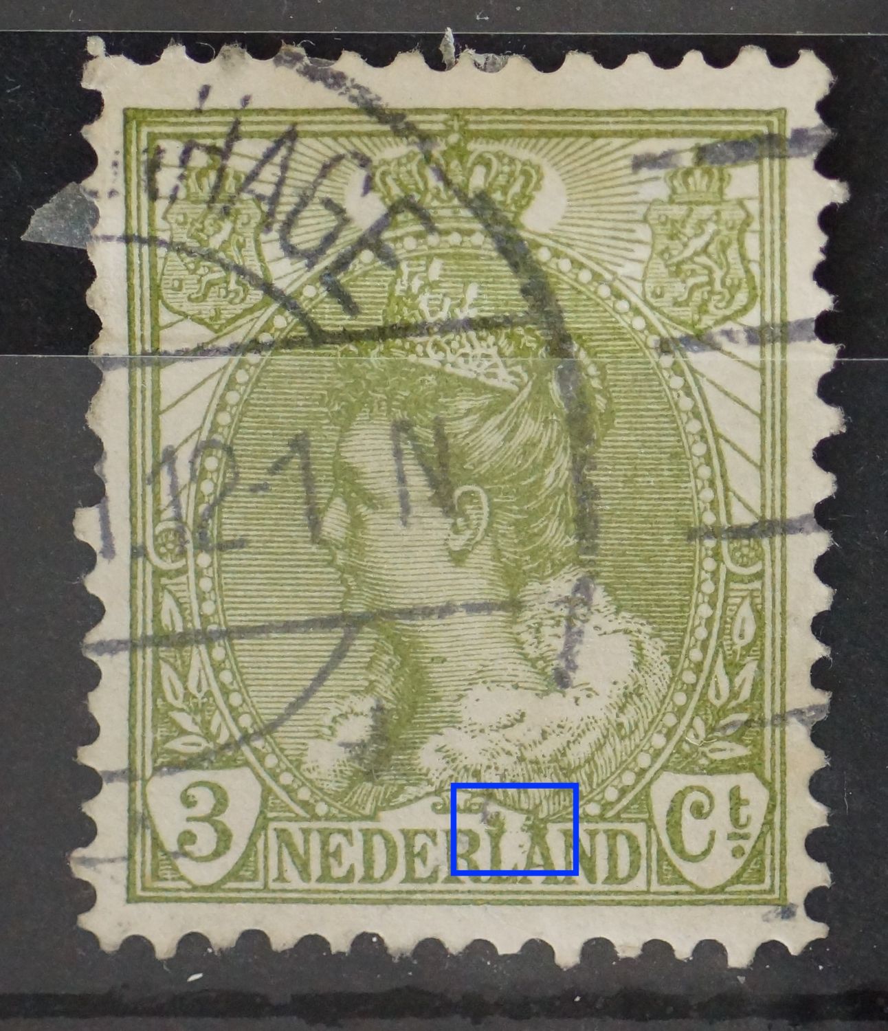 NVPH 57 - groene vlekken bovenaan de LA van NEDERLAND