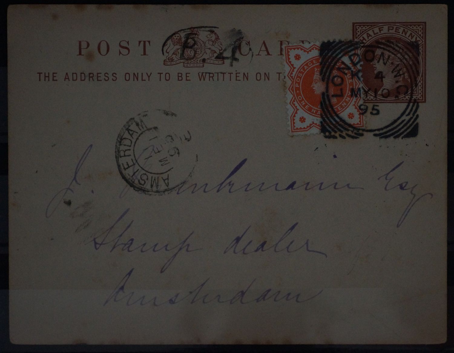 Amsterdam E en London WC (1895) op Engelse briefkaart met bijfrankering