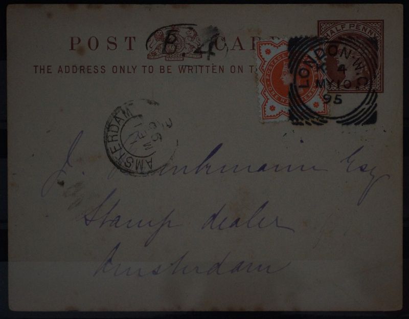Amsterdam E en London WC (1895) op Engelse briefkaart met bijfrankering