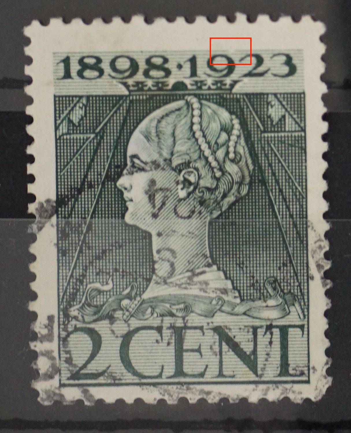 NVPH 121 - Gebroken arcering rechtsboven de 9 van 1923