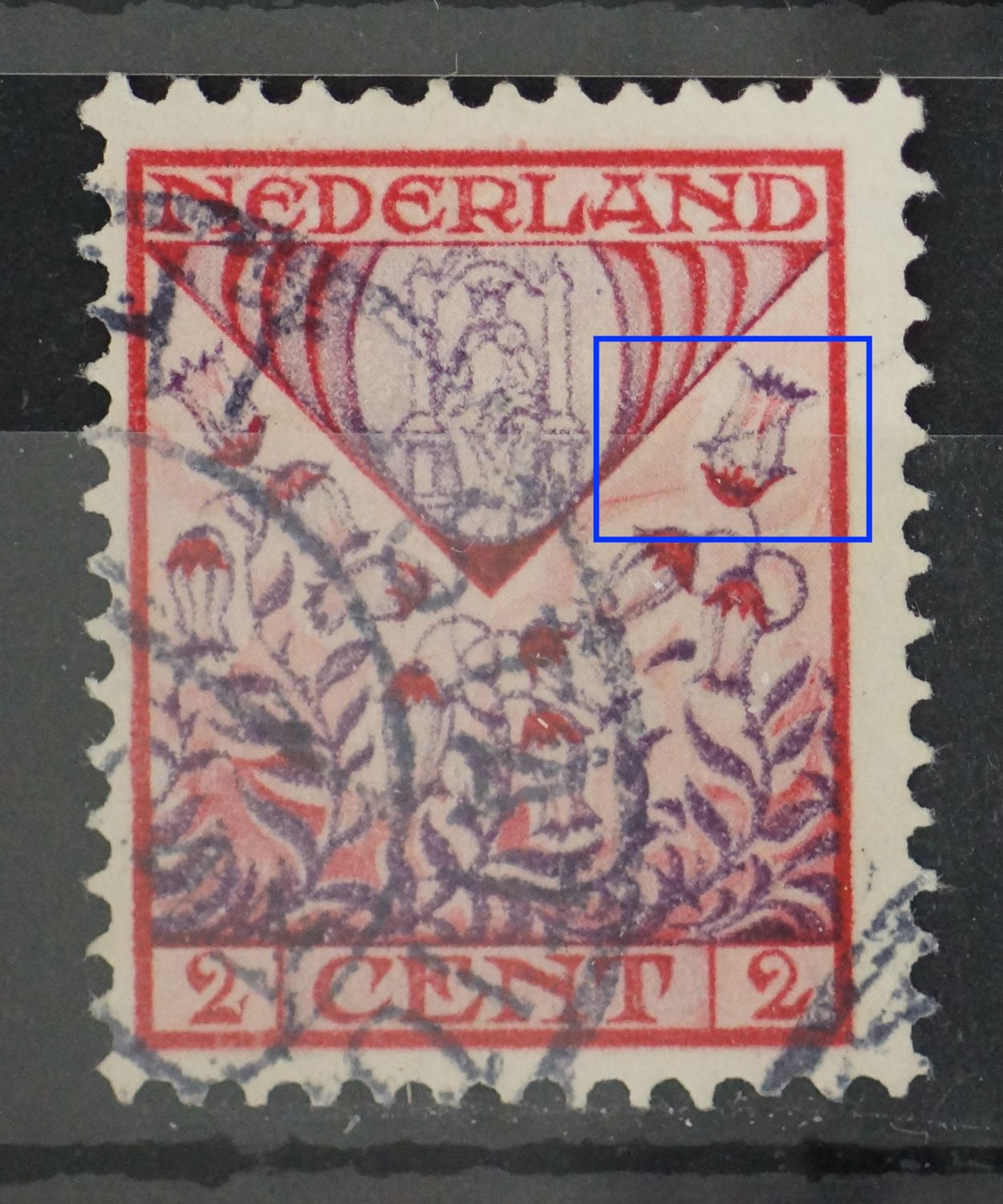 NVPH 208 - violette kras door en rode kras links van de bloem rechtsboven