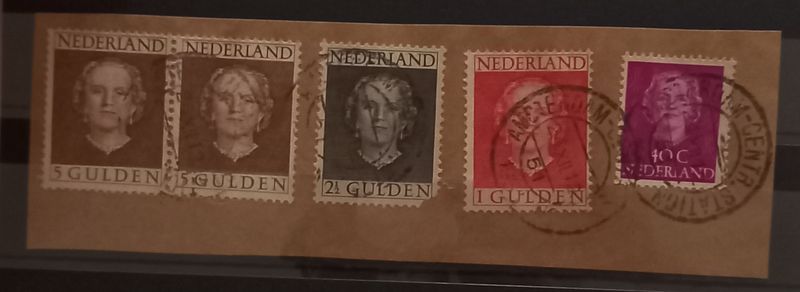 Fragment met totale frankeerwaarde 13,90 gulden met o.a. paar NVPH 536 (de 535 is beschadigd)