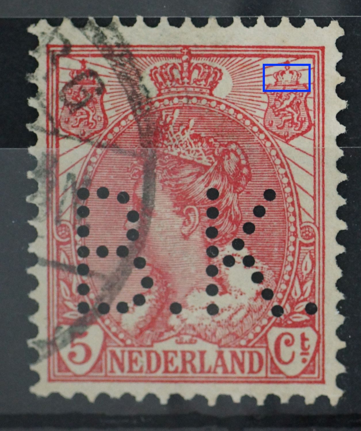 NVPH 60 - witte vlek in kroon rechter wapenschild, tevens perfin B.K.